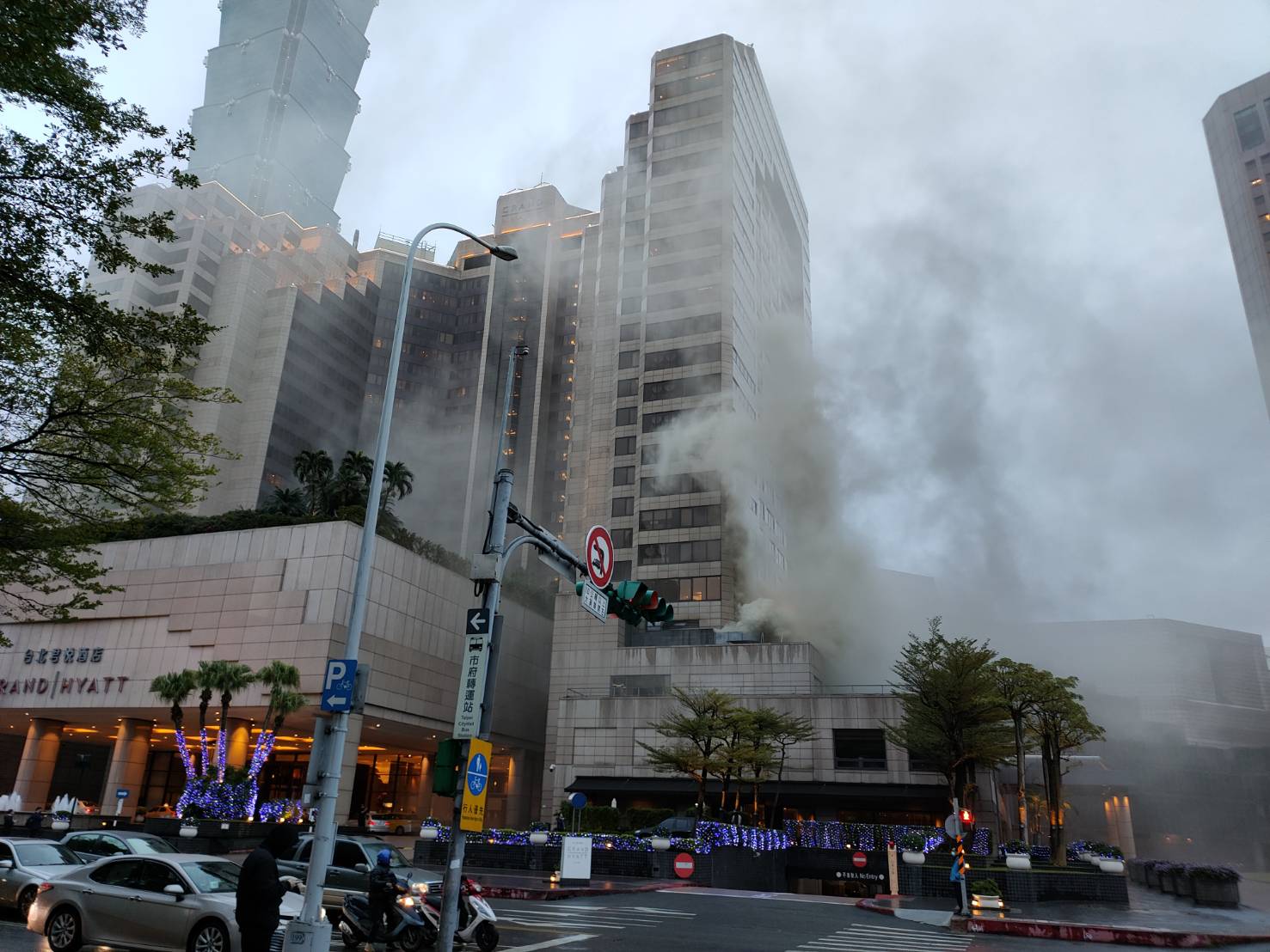 台北市君悅飯店今（17日）下午突然竄出大量濃煙，業者趕緊疏散館內的200多名旅客。（讀者提供）