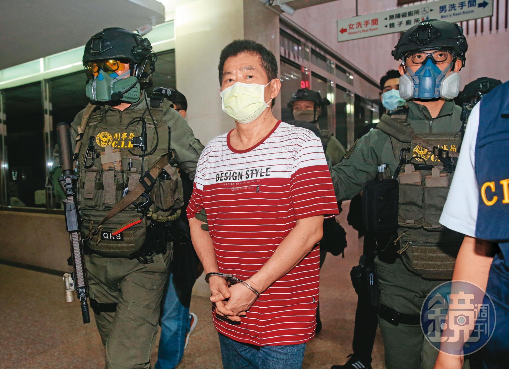 警方偵辦大寶命案,半年前逮捕天道盟美鷹會首腦王鑫(右),但王最後獲交保。