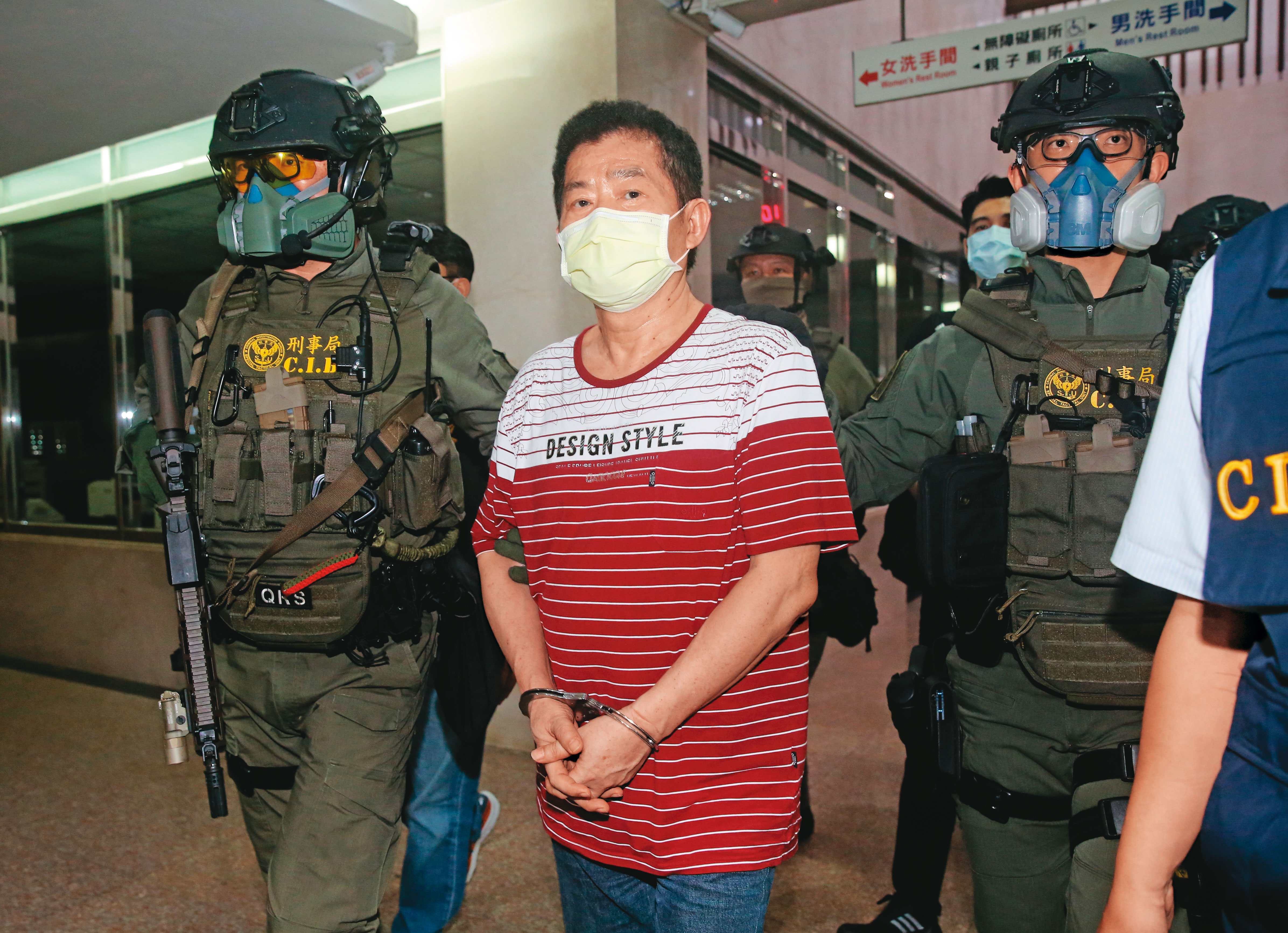 警方偵辦大寶命案,半年前逮捕天道盟美鷹會首腦王鑫(右),但王最後獲交保。