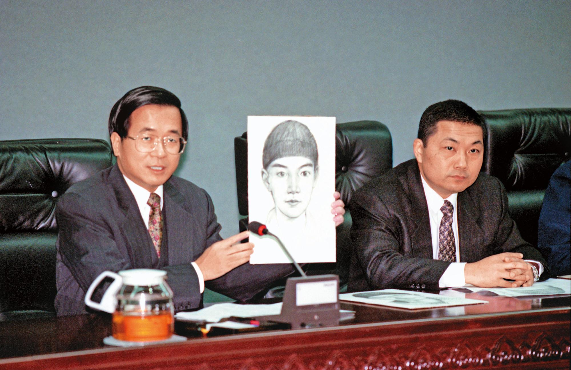 時任台北市長陳水扁(左)、市刑大大隊長侯友宜(右)公布畫像,希望全民協助緝凶。(聯合知識庫)