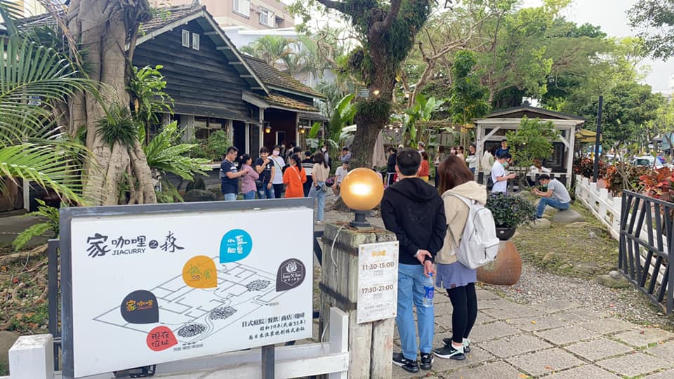 「家咖哩」是花蓮必去餐廳之一，平日就會出現排隊景象。（信義房屋提供）