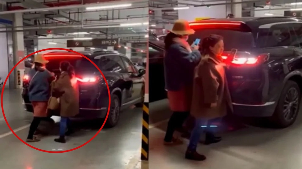 大媽肉身占車位，結果駕駛不甩她們還是硬倒車，最後大媽們被逼出車位。（翻攝自微博）