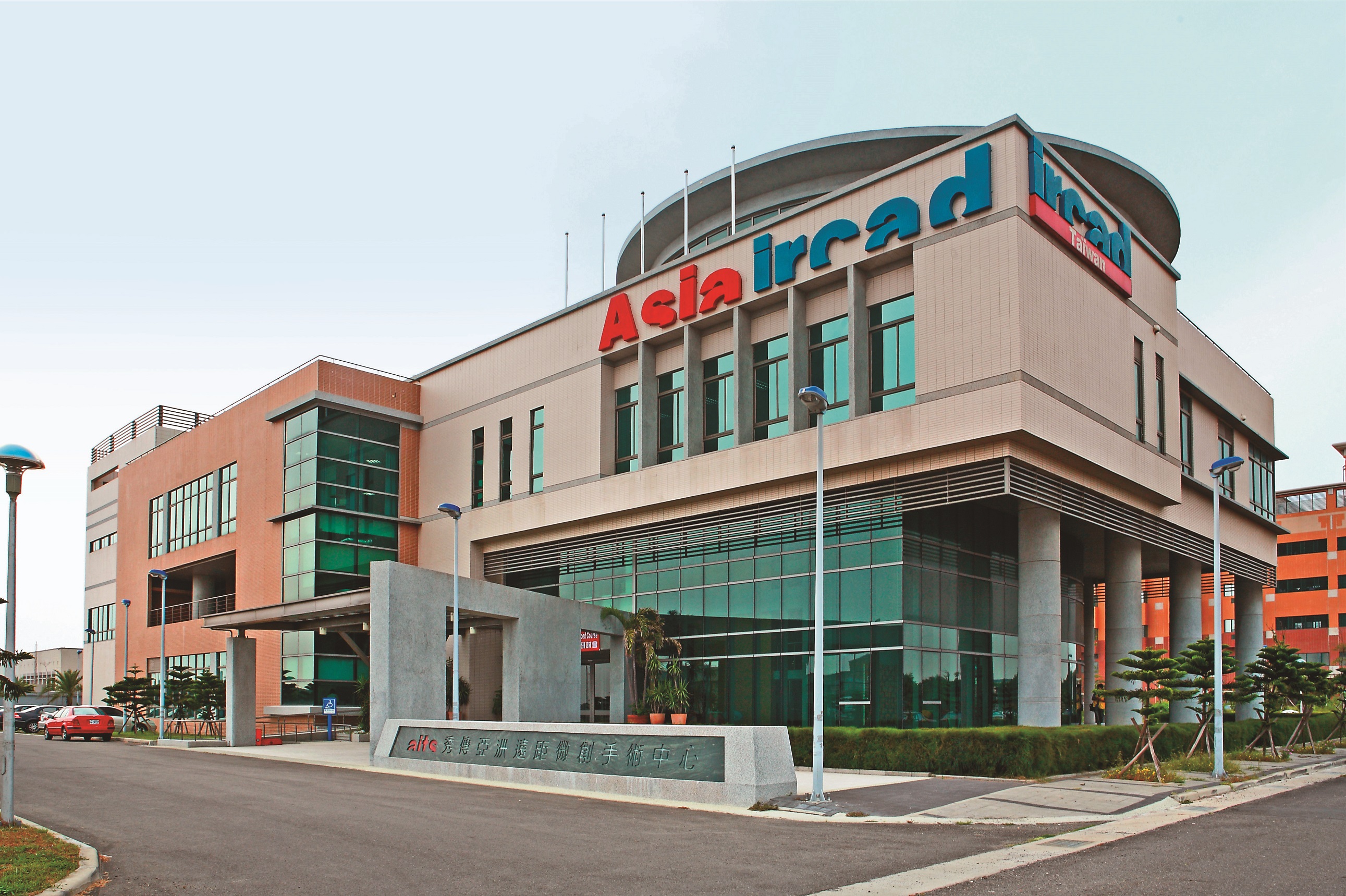 彰濱秀傳的AITS堪稱為「全球微創手術人才庫」。（賴一銀攝）