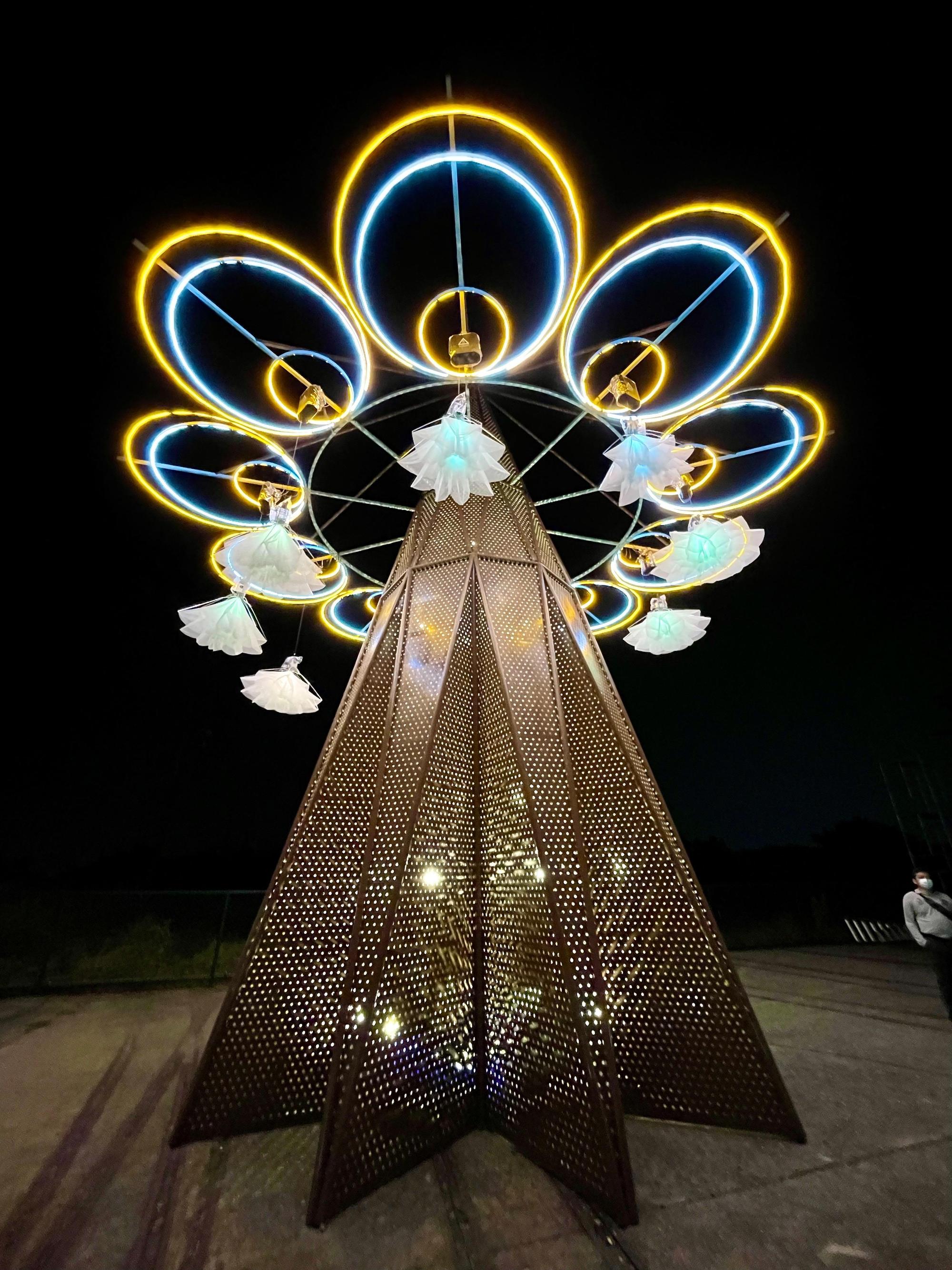 縣民公園主燈「摺紙生花」高達10公尺,為機械動態燈飾。(屏東縣政府提供)