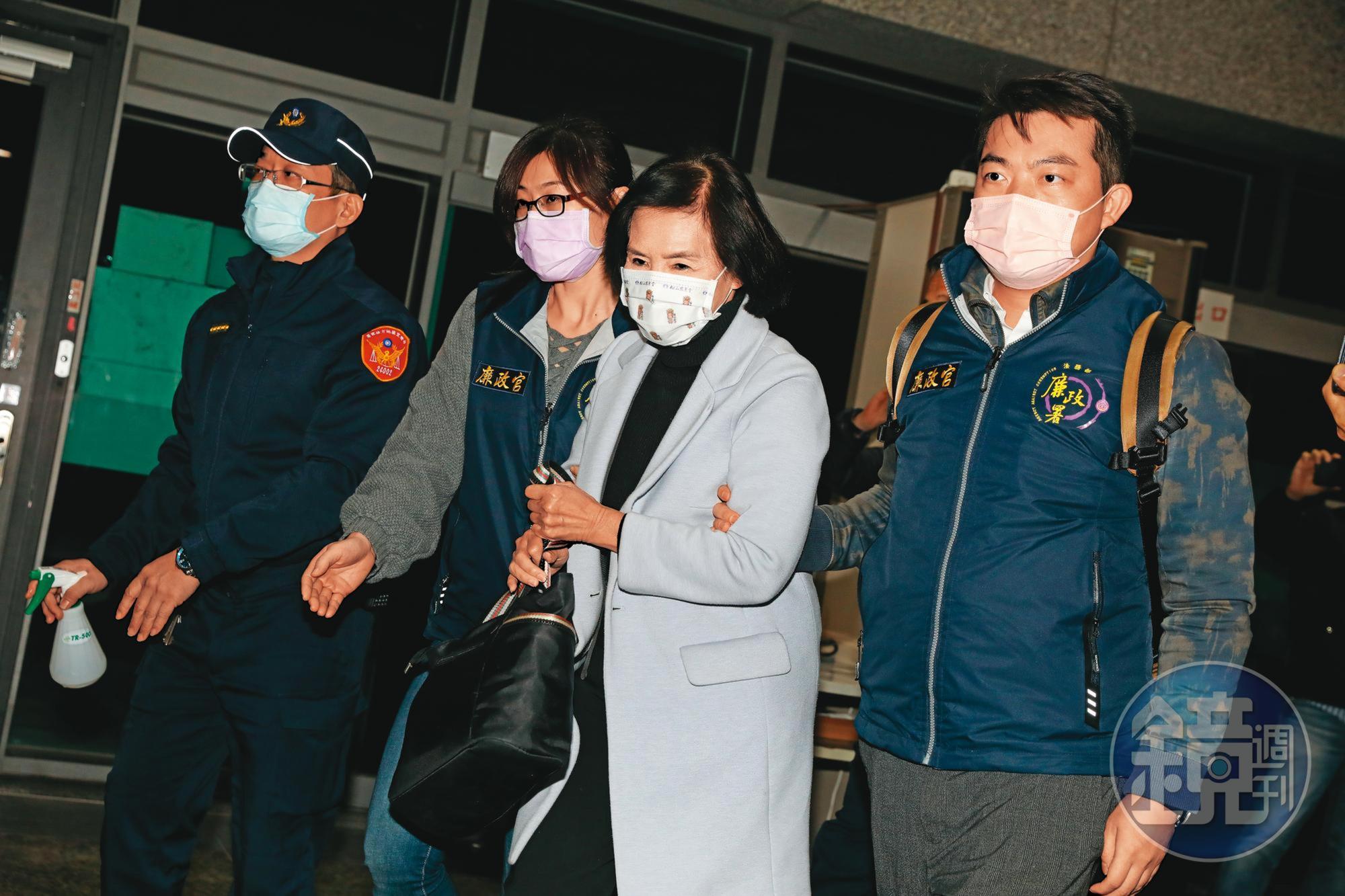 宜蘭縣長林姿妙(中)涉嫌貪汙及洗錢等罪,檢方訊後雖將她請回,但專案小組查出她帳戶有上億元不明資金,疑涉及財產來源不明罪。