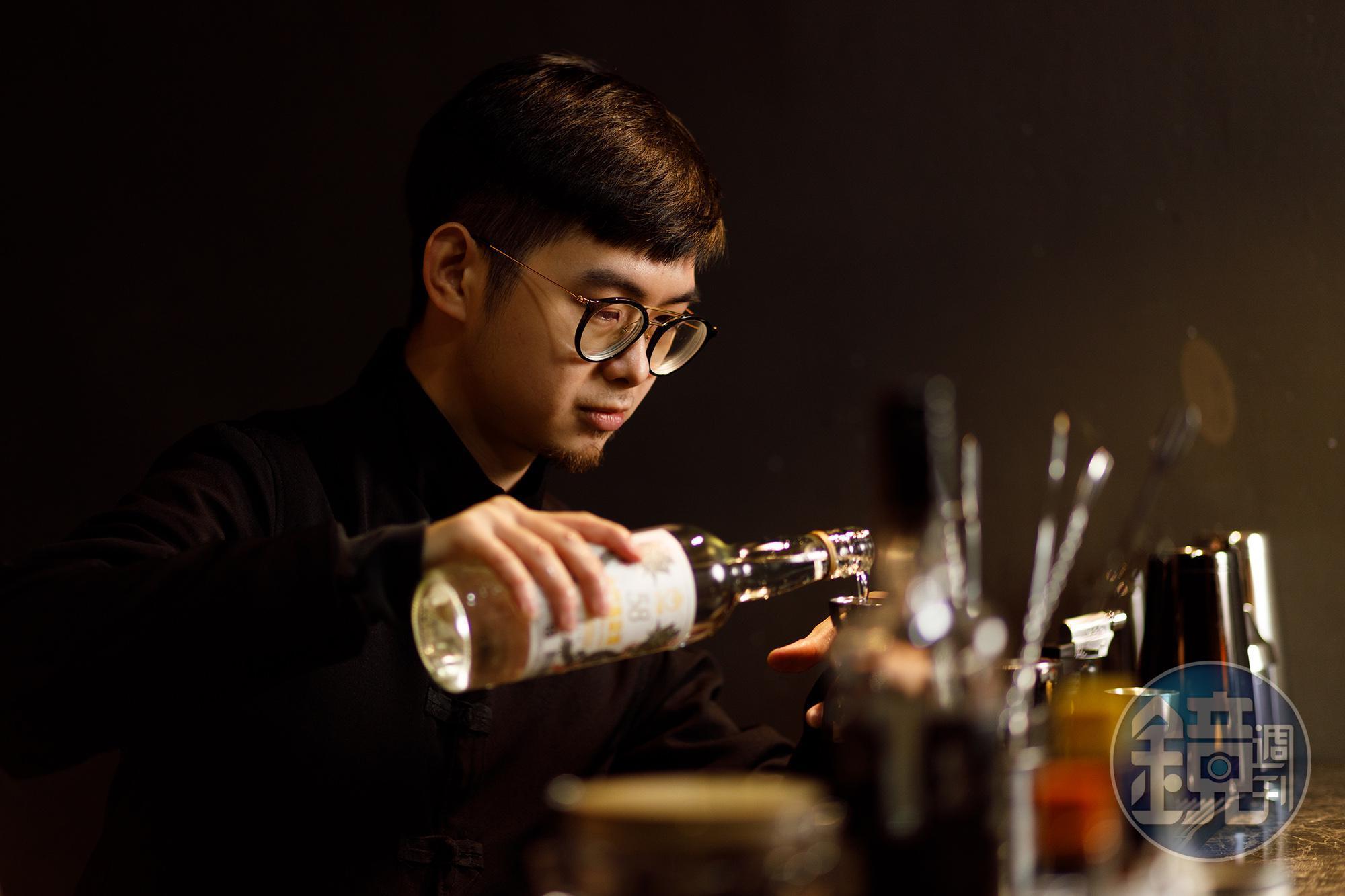 柏緯擅長使用金門高粱調製多款易飲的雞尾酒。