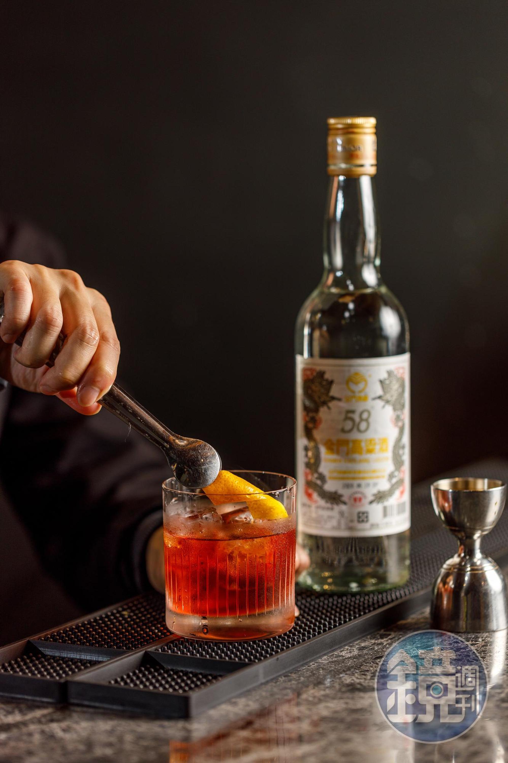 以Negroni為靈感的「燕南紅」將琴酒換成58度高粱酒,濃厚的酒感獲得老一輩酒客的認可。(330元/杯)