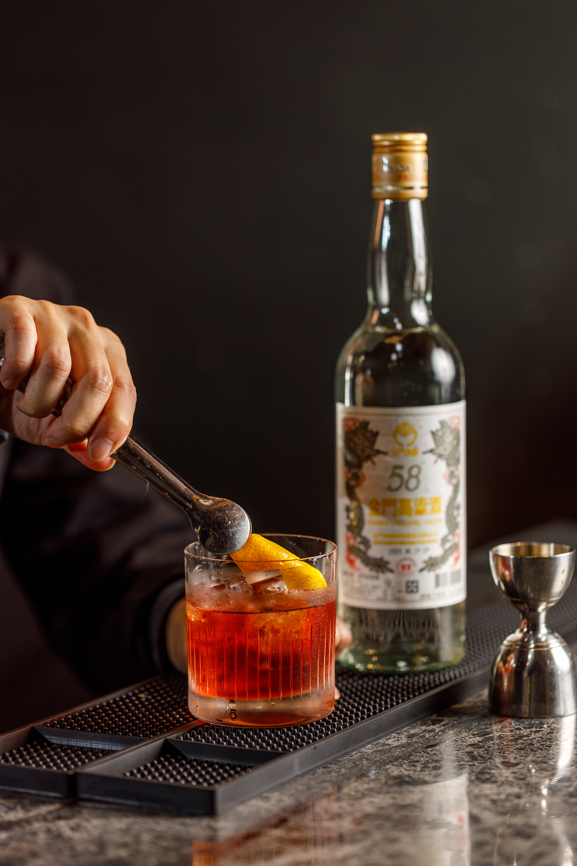 以Negroni為靈感的「燕南紅」將琴酒換成58度高粱酒，濃厚的酒感獲得老一輩酒客的認可。（330元／杯）