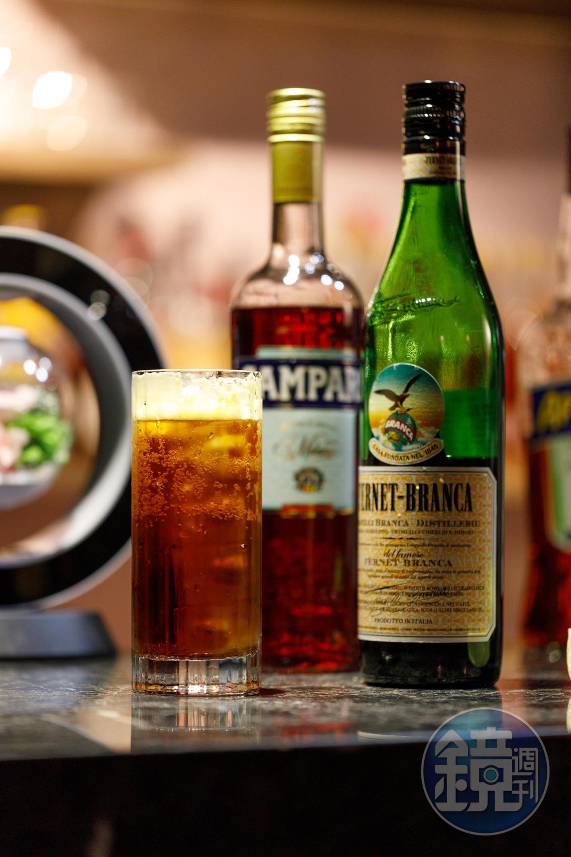 沒有放在菜單上的「柏緯的早餐酒」,只要加入「Campari」「Fernet Branca」和氣泡水,就是一杯充滿人生苦甜滋味的雞尾酒。(300元/杯)