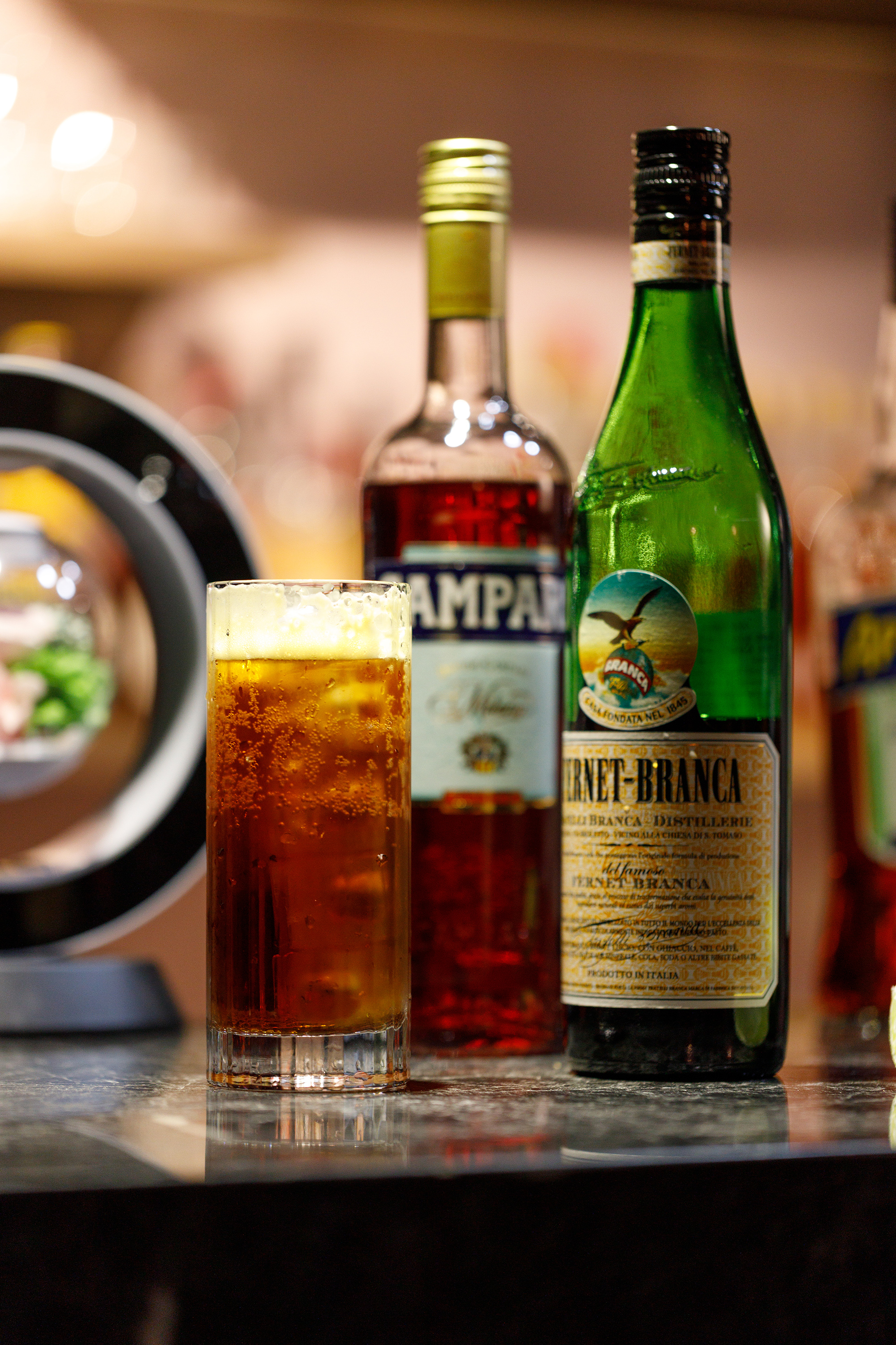 沒有放在菜單上的「柏緯的早餐酒」，只要加入「Campari」「Fernet Branca」和氣泡水，就是一杯充滿人生苦甜滋味的雞尾酒。（300元／杯）