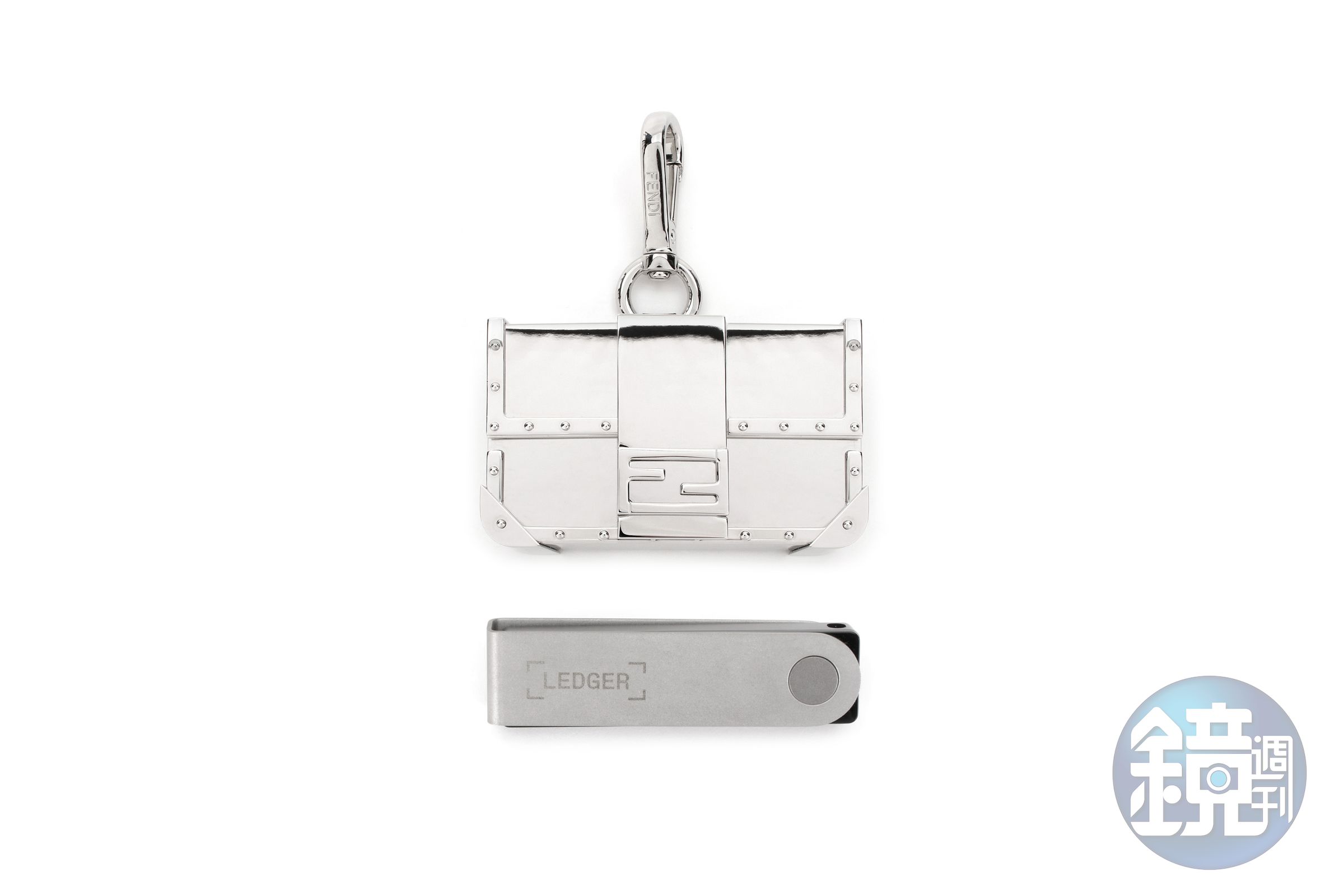 Baguette包款縮小成為拋光鋁質配飾，打開後能放置LEDGER Nano X。（FENDI提供）