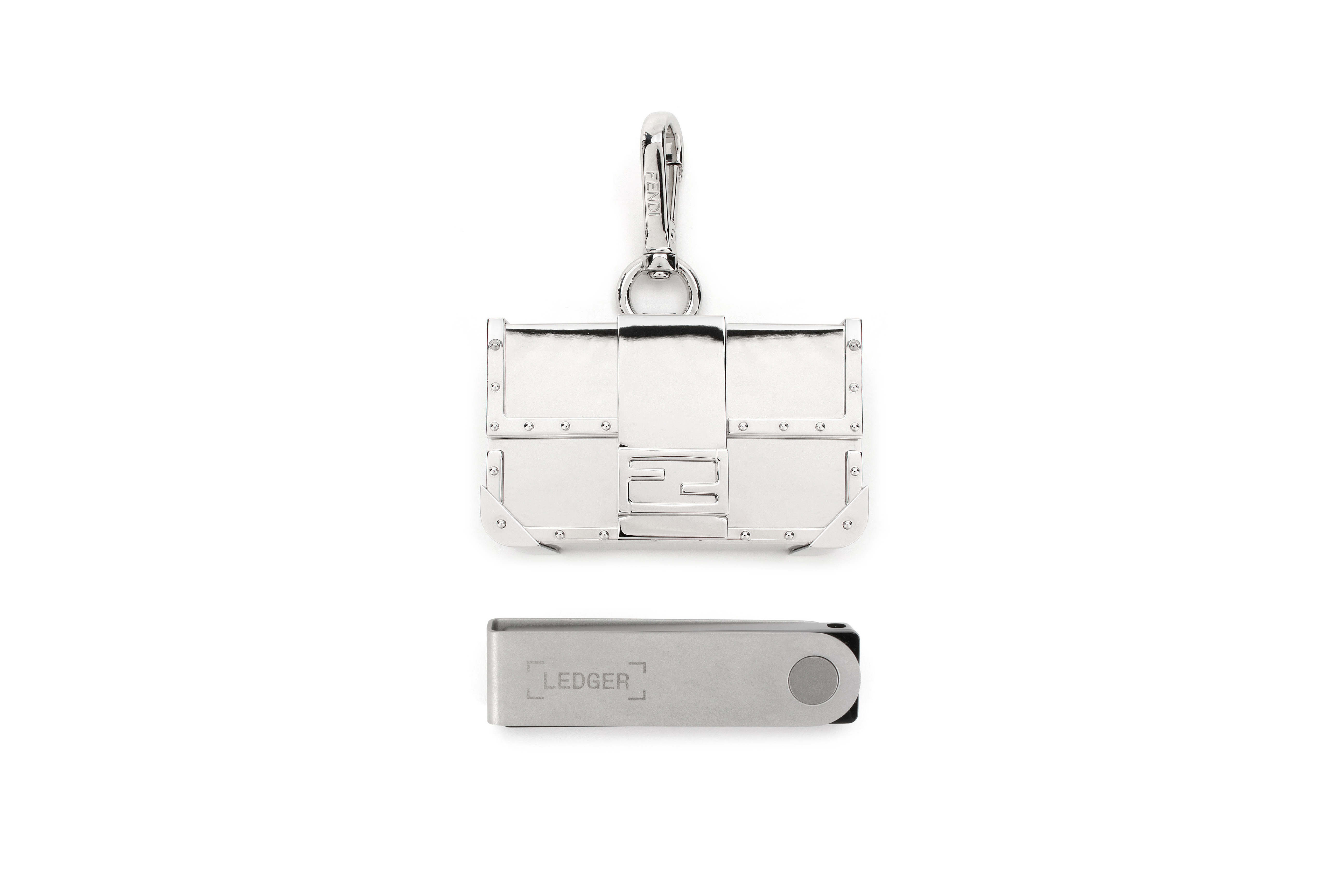 Baguette包款縮小成為拋光鋁質配飾，打開後能放置LEDGER Nano X。（FENDI提供）