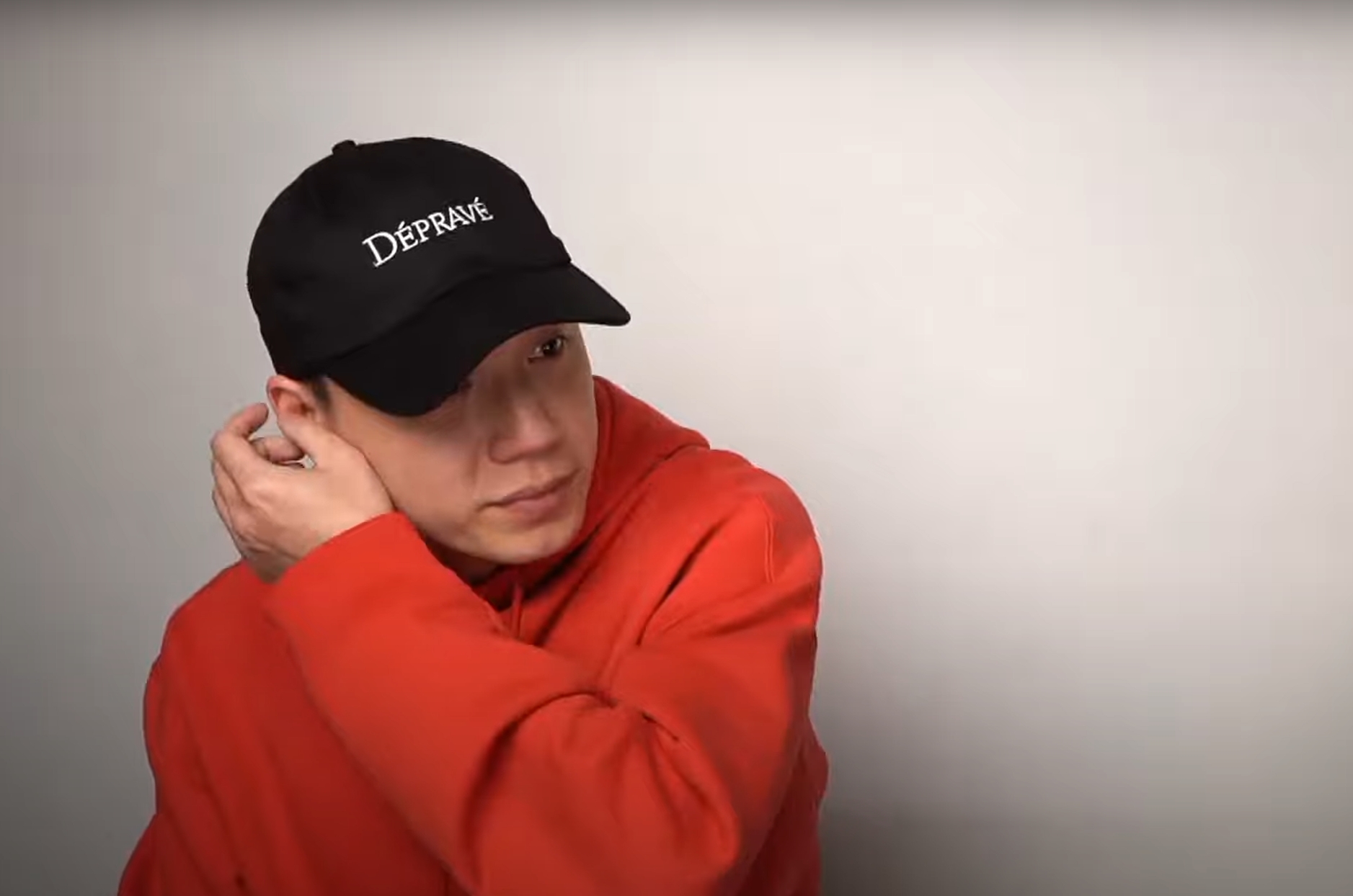 Toyz現身謝和弦YouTube頻道直播，觀看史丹利〈我以為〉的剪輯影片時，他一度啜泣、拭淚。（翻攝自謝和弦 R-chord YT頻道）