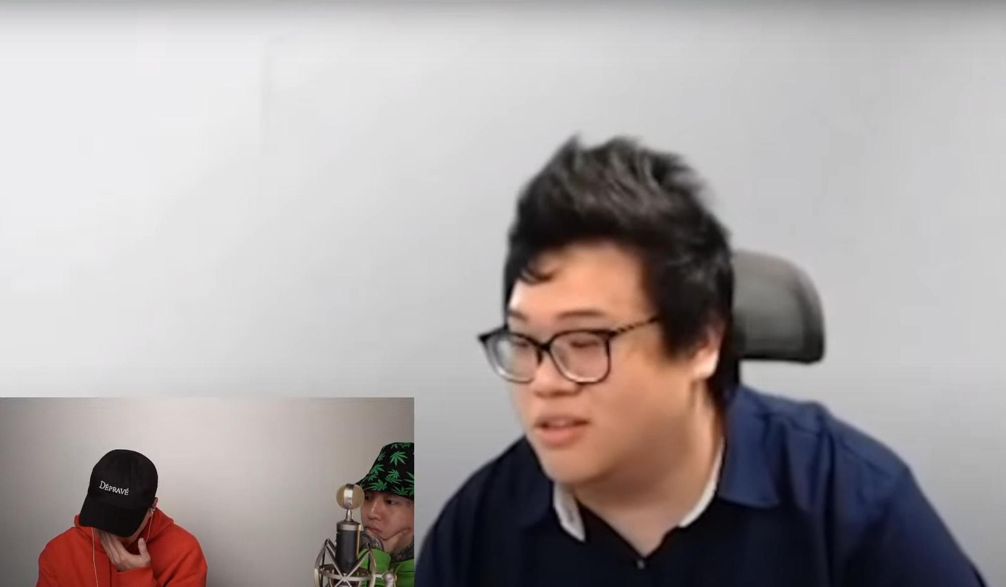 Toyz現身謝和弦YouTube頻道直播，觀看史丹利〈我以為〉的剪輯影片時，他一度啜泣、拭淚。（翻攝自謝和弦 R-chord YT頻道）