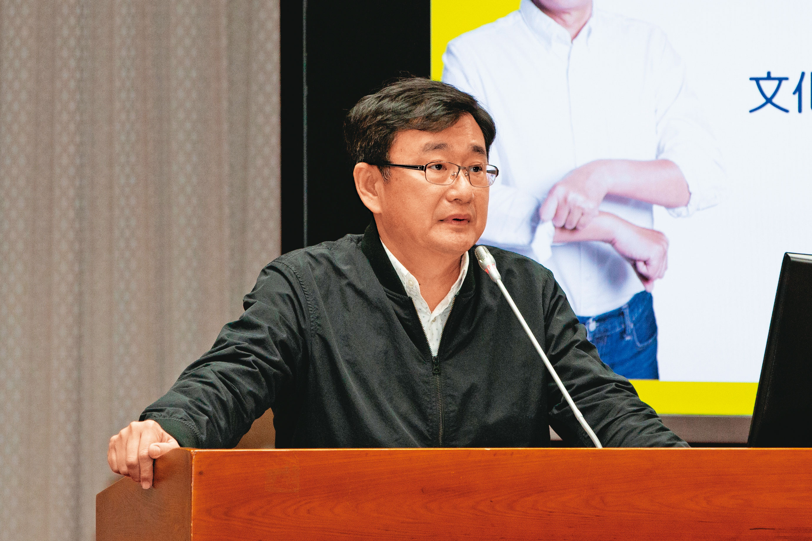 黃國書遭爆曾為情治單位線民後坦承不諱，已遭民進黨新潮流系除名，並宣布退出民進黨及立院黨團運作、立委屆滿後不再連任。