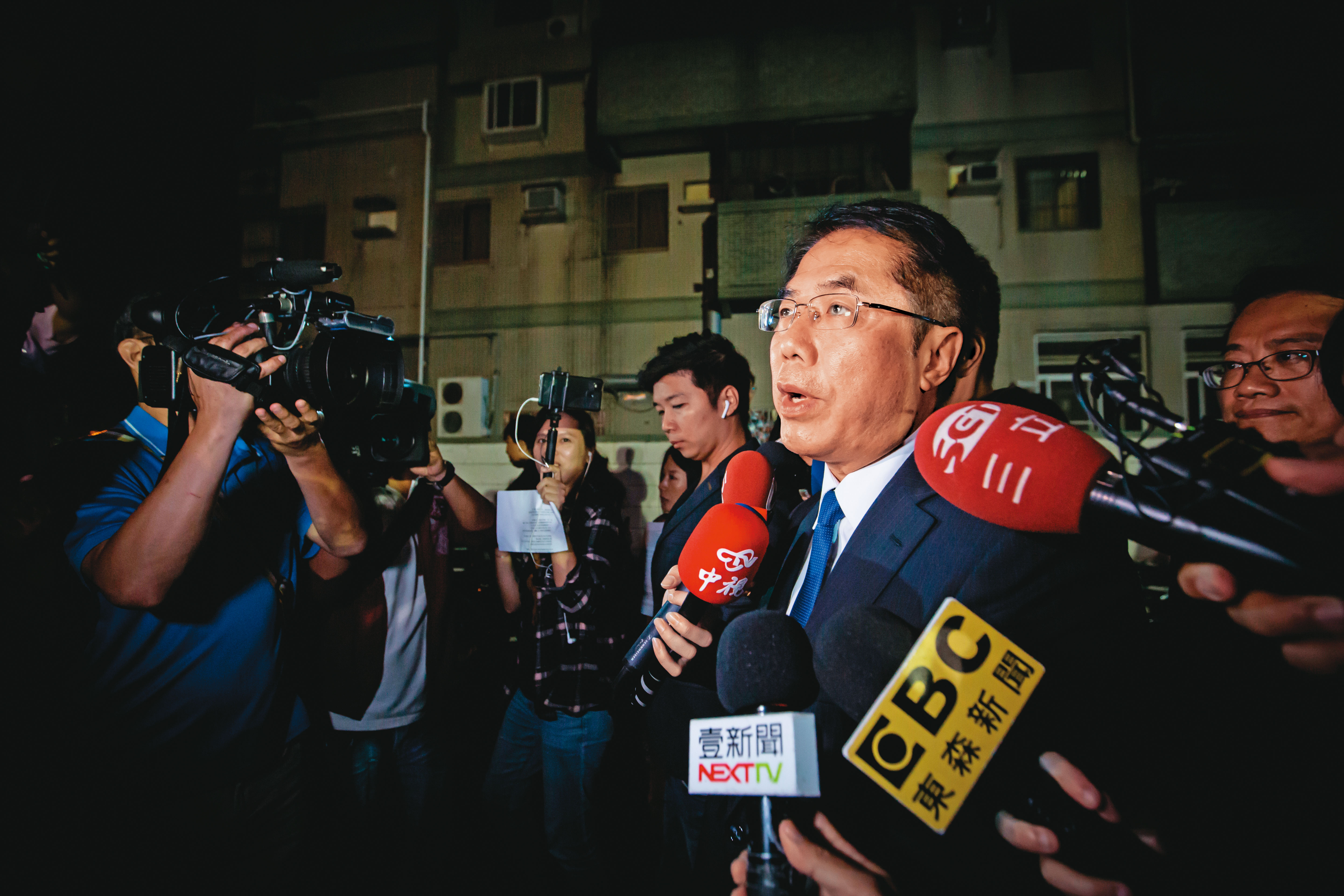 黃偉哲接受本刊採訪證實曾被葉虹靈約談,至於是否簽下被認為是線民費的領據,他稱「沒印象有簽過」。