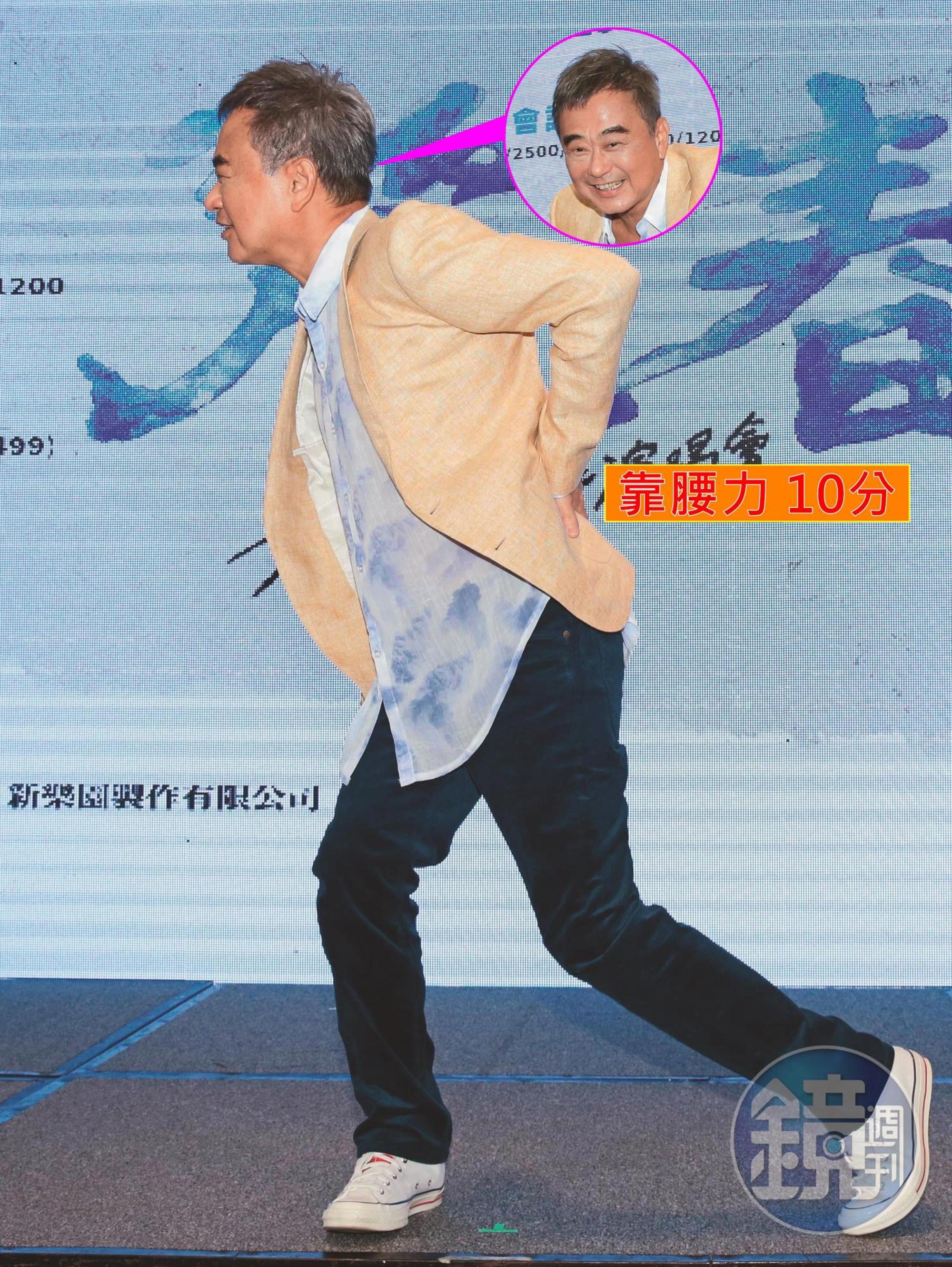 陳昇出席新專輯《麗春》發表會，看昇哥「歪腰」的模樣，快幫他打「控八控控」啊～關心哩欸坐骨神經痛。