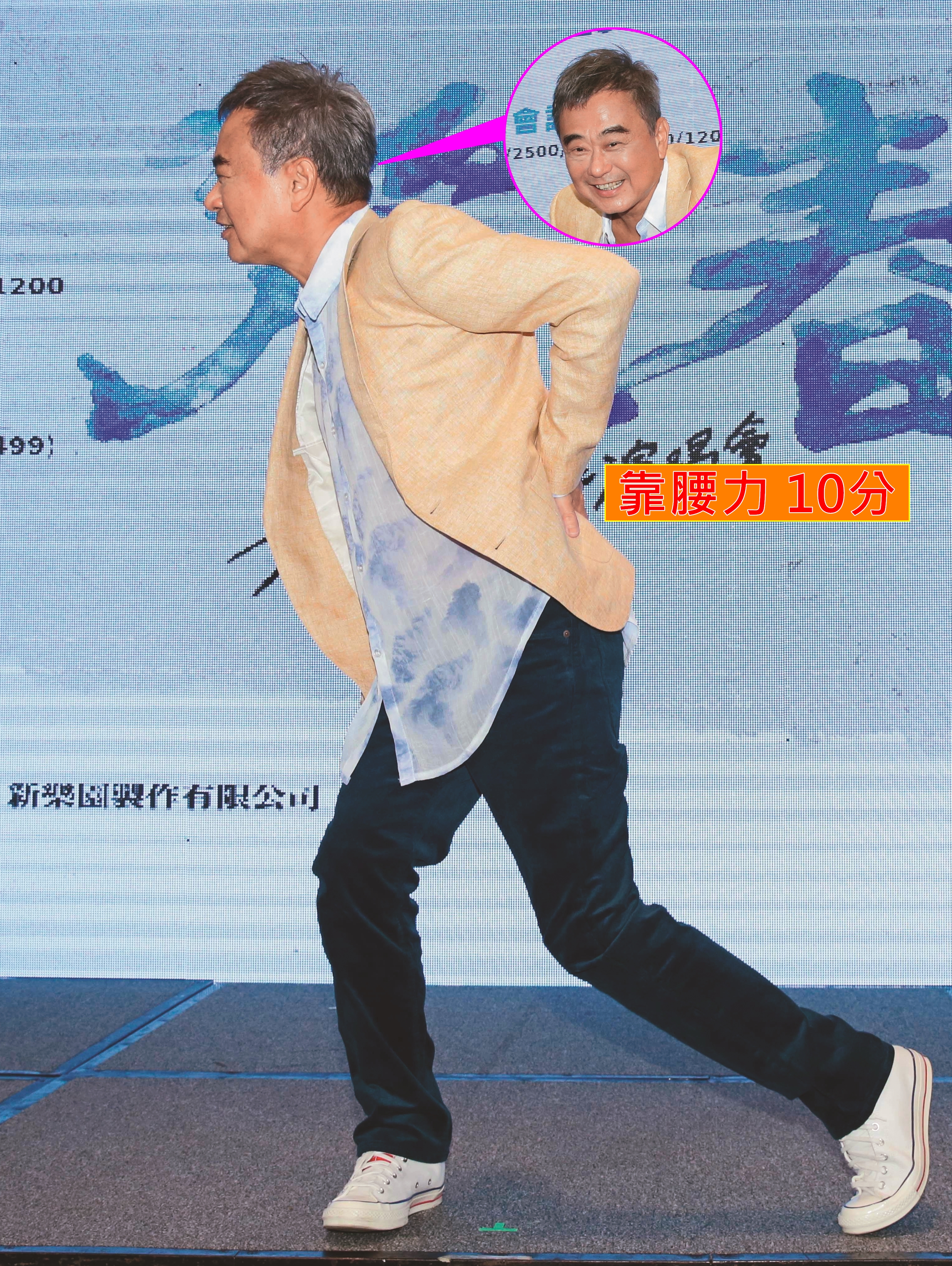 陳昇出席新專輯《麗春》發表會，看昇哥「歪腰」的模樣，快幫他打「控八控控」啊～關心哩欸坐骨神經痛。