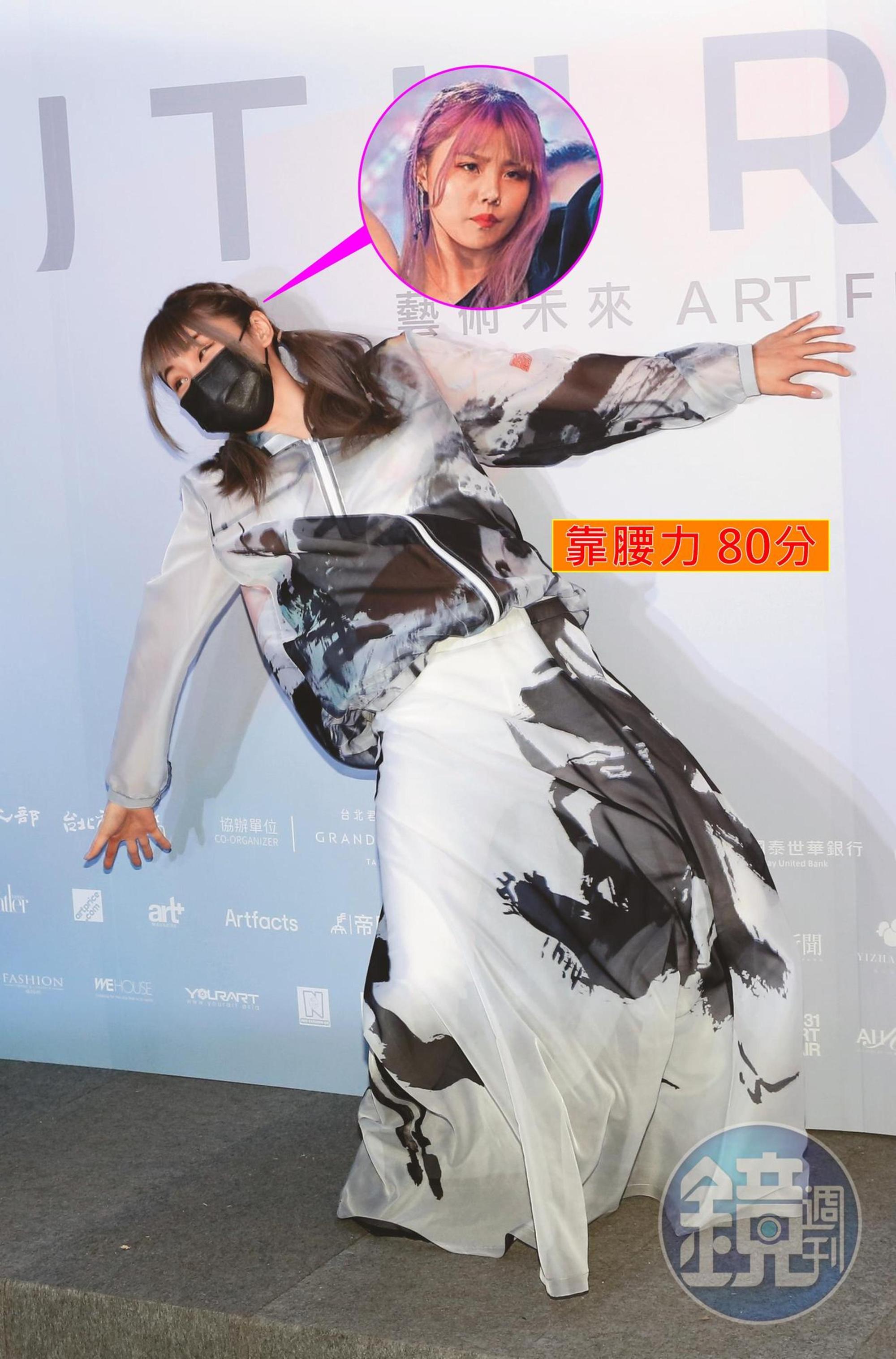 出身網紅團體「在不瘋狂就等死」的比熊（陳又禎），現身藝術未來博覽會，熊熊一個下腰很可以，Respect！