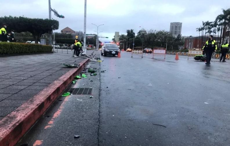 重機男撞擊護欄,車身撞碎一地。(翻攝畫面)