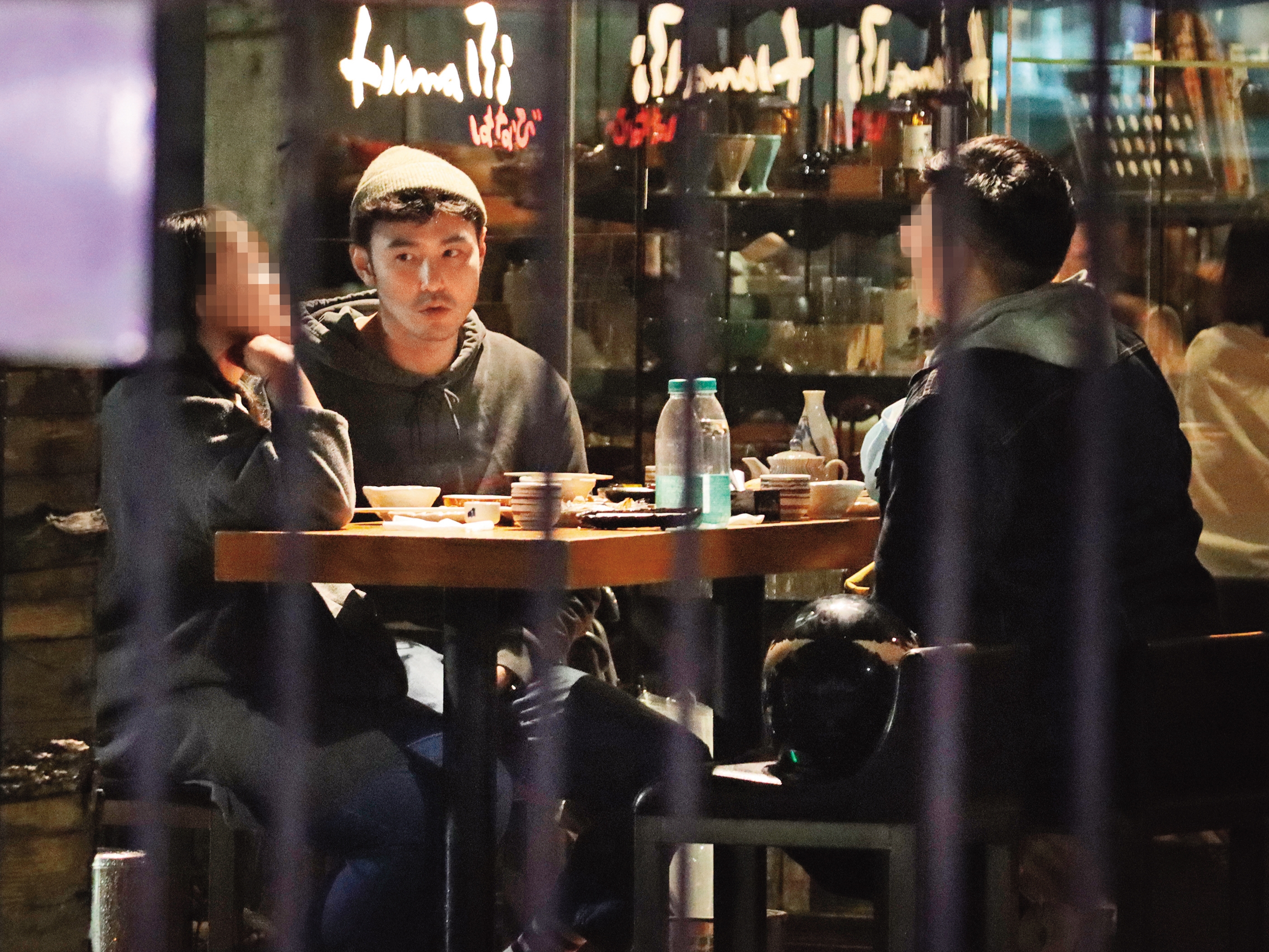 1月6日21：28，阮經天月初被本刊直擊現身台北街頭和友人聚餐。