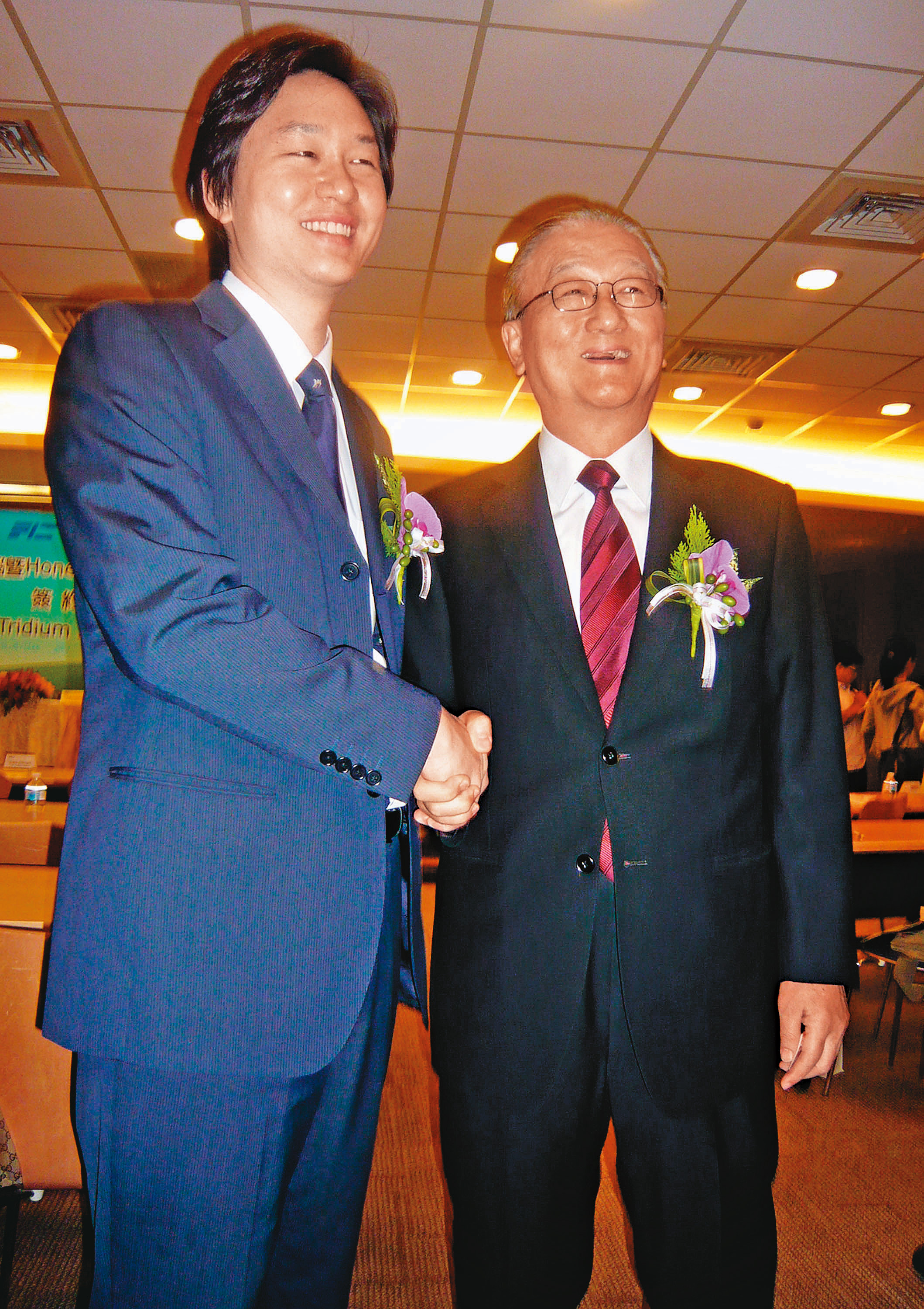 2008年,年僅28歲的簡民智(左)臨危受命,上火線接下父親簡明仁(右)的棒子。(中央社)