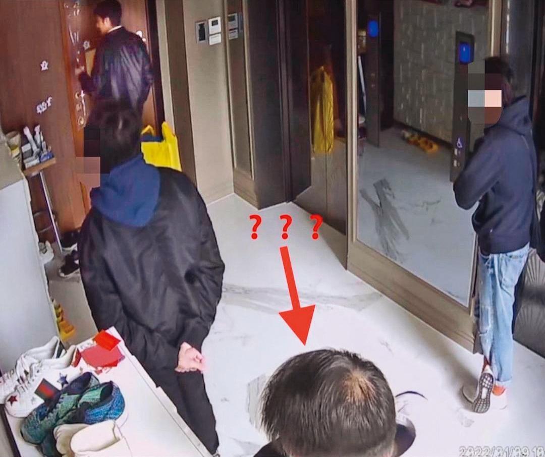 李靚蕾目前所住的「仁愛吾彊」監視畫面被她曝光，反而被笑「一排鞋櫃與雜物」「消防安全不及格，這個該罰4萬元以上，鞋子的臭氣就擺門口，你自家人沒聞到，清潔及保全巡邏人員也是遭殃」。（翻攝自李靚蕾IG）