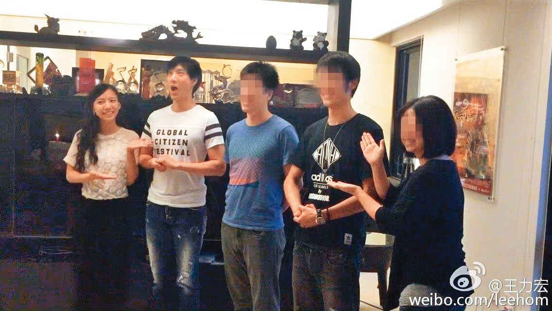 李靚蕾（左一）被翻出之前幫她口中的「陌生人」（右二）慶生，顯示2人之前相識，如今變成敵我之分。左二為王力宏。（翻攝自晴天來送傘寶微博）