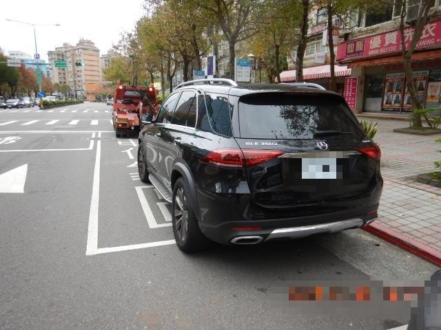 汽車違停佔用公車停靠站，將影響公車進站，及搭乘公車民眾偉險及不便。（警方提供）