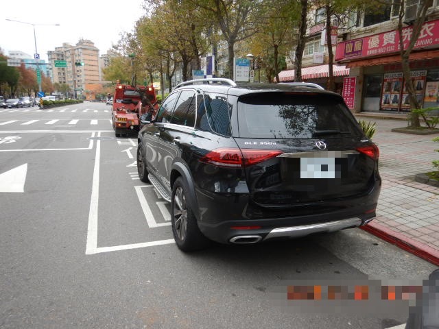 汽車違停佔用公車停靠站，將影響公車進站，及搭乘公車民眾偉險及不便。（警方提供）