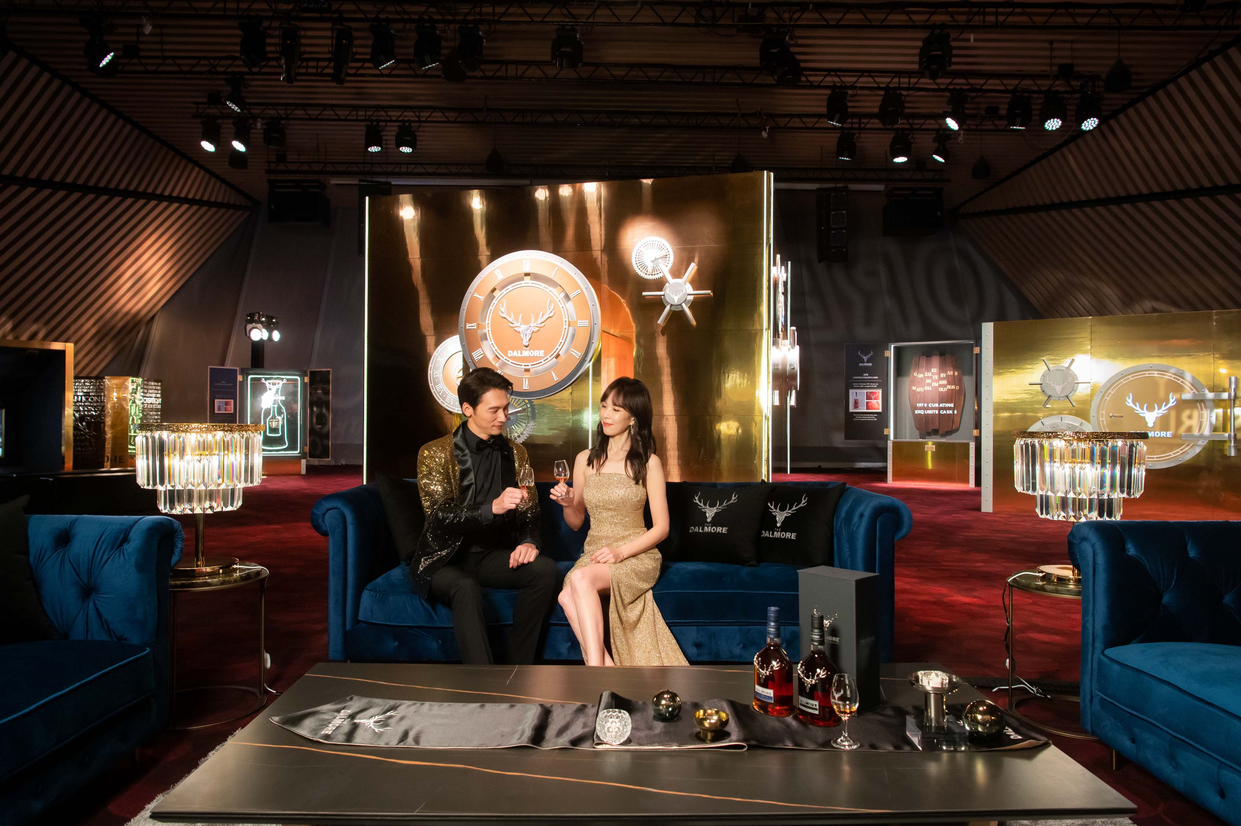 溫昇豪（左）與天心（右）參與「大摩2022鎏金奢展」，變身威士忌品酩鑑賞家 。（尚格酒業提供）