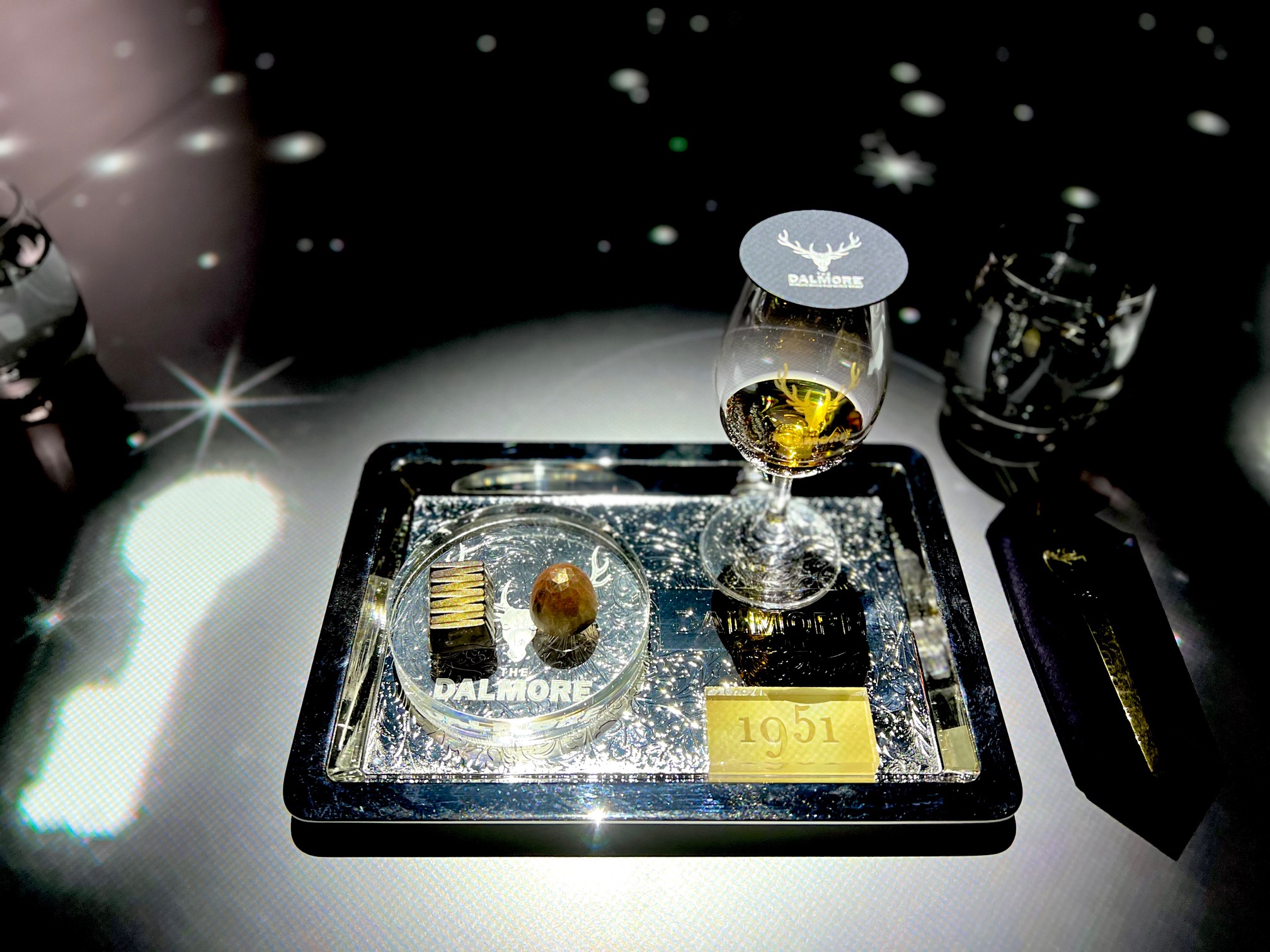 欣賞典藏系列同時，可一邊品飲大摩威士忌。