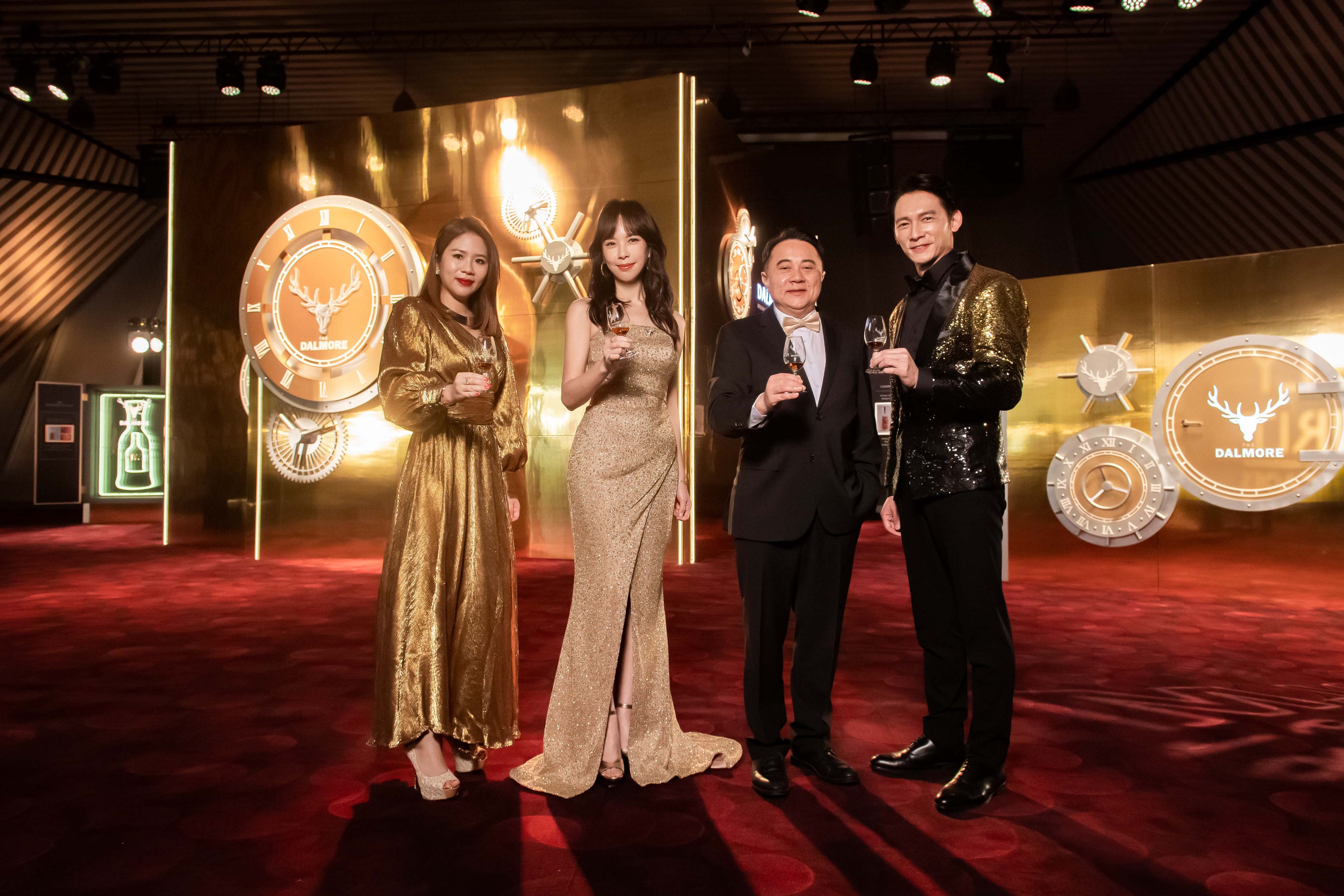 大摩威士忌每年在「尚格酒業」董事長奚大寧（右二）帶領下，銷售屢創佳績。（尚格酒業提供）