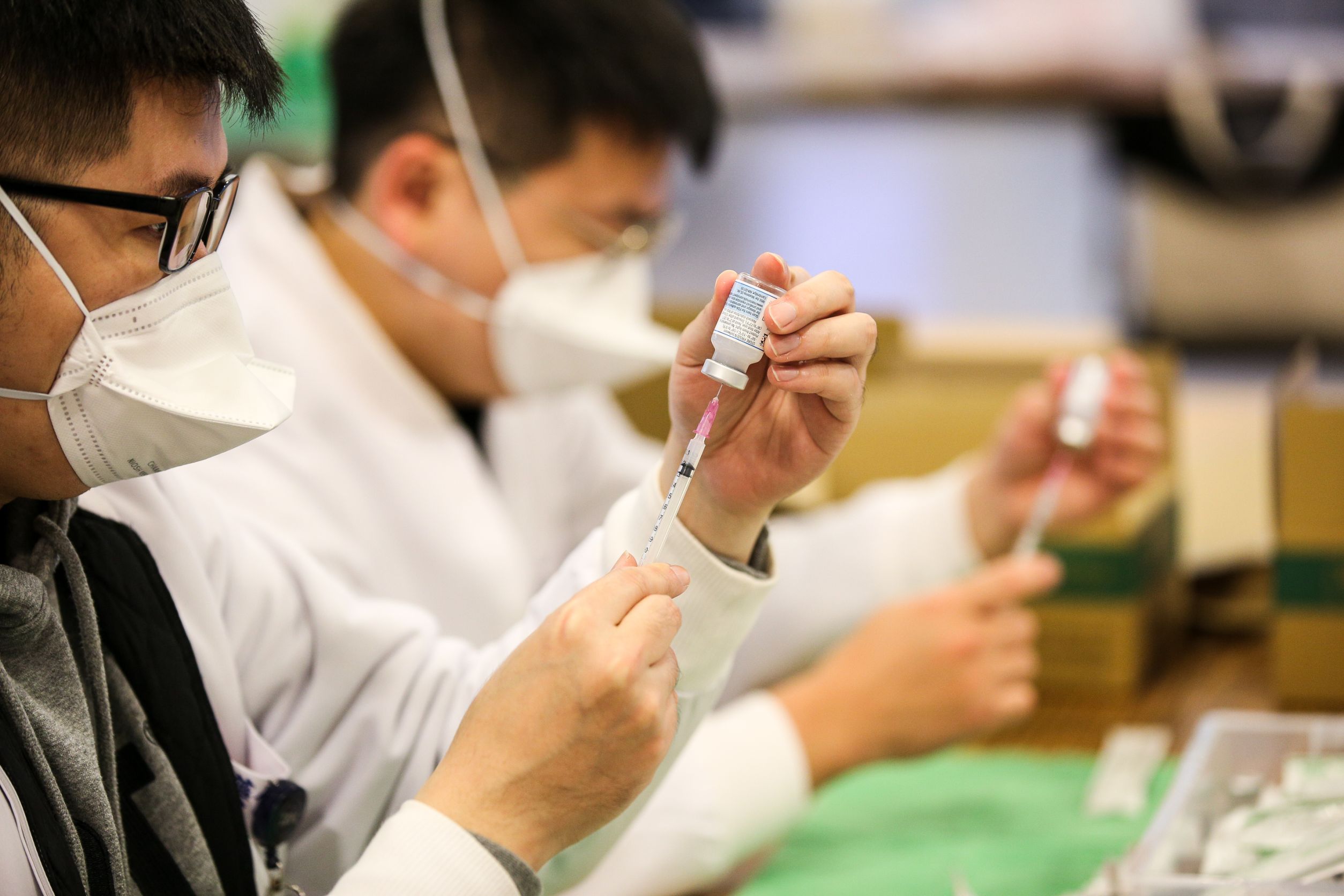 本土新冠肺炎(COVID-19)疫情升溫,各地紛紛掀起第三劑搶打潮。