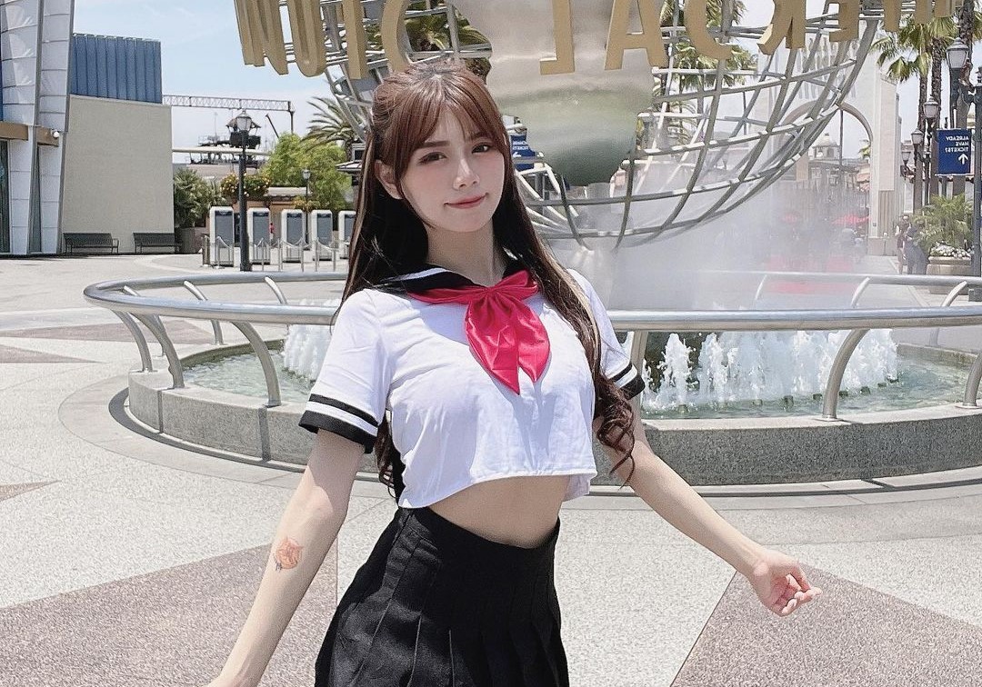 網紅青青遭網路名人小商人指「被包了」，引起網友一陣熱議。（翻攝青青IG）