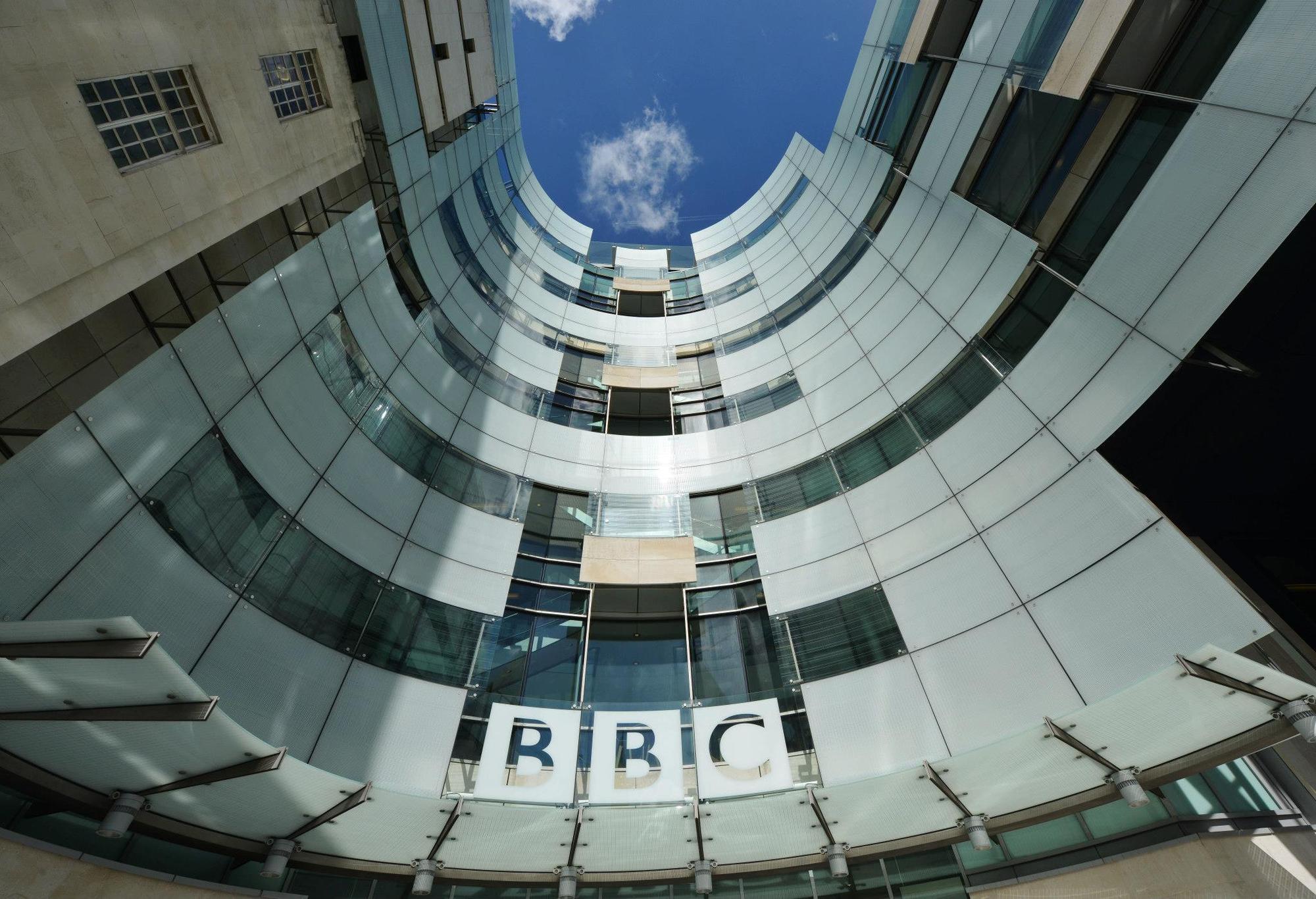英國公共廣播公司《BBC》面臨財務危機。(翻攝BBC News臉書)
