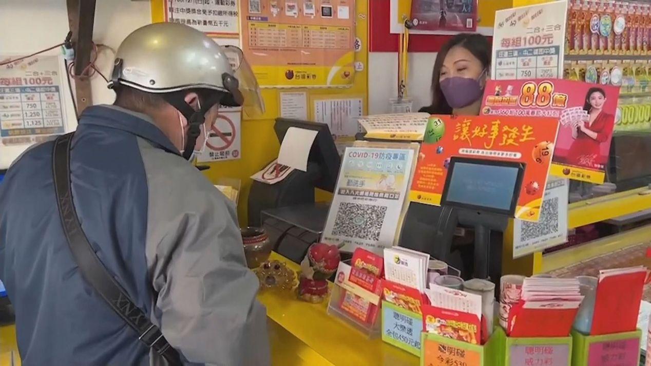 民眾購買彩券試手氣,令人驚訝的是去年10月大樂透2注頭獎由同一人獲得。