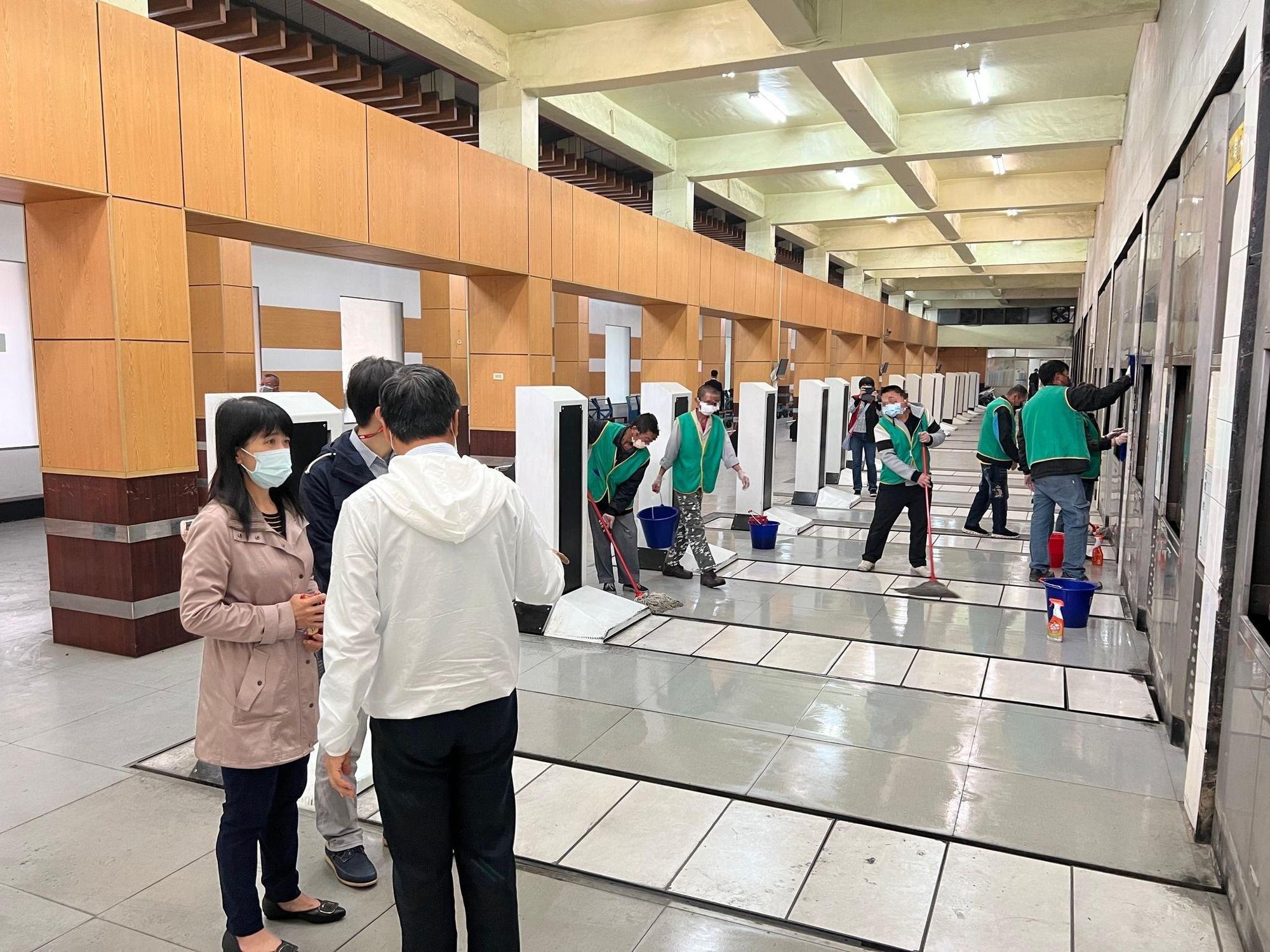 高雄酒駕犯殯儀館勞動服務。(高雄市民政局提供)