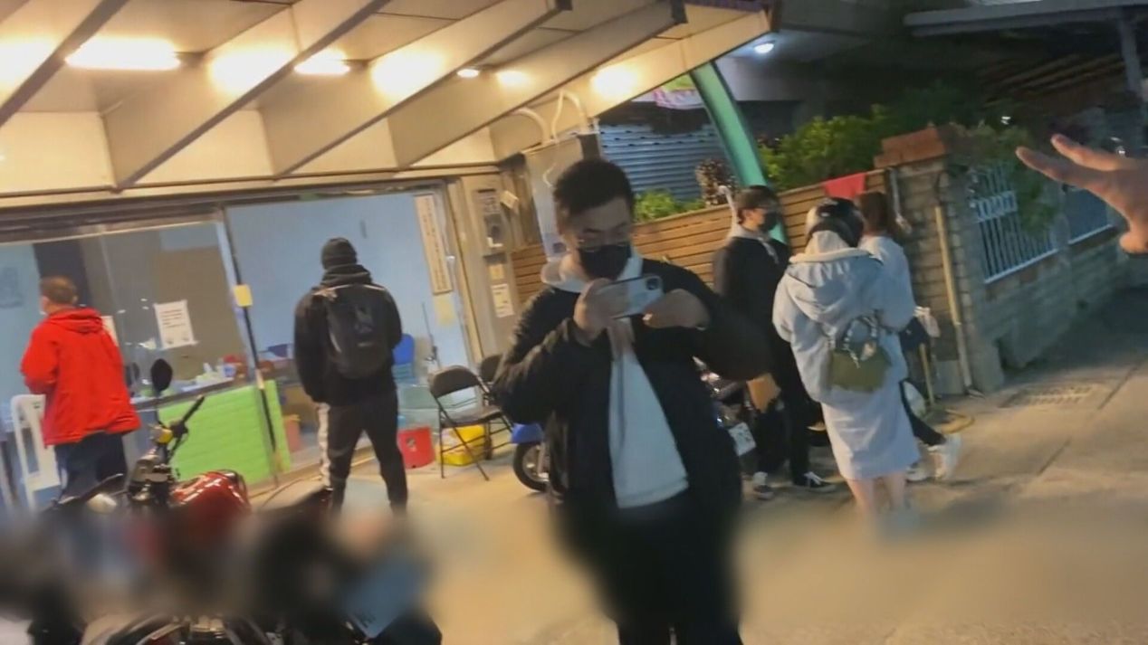 YouTuber小毛，跨年時訂到一間補習班改裝民宿。（翻攝自小毛YouTube）