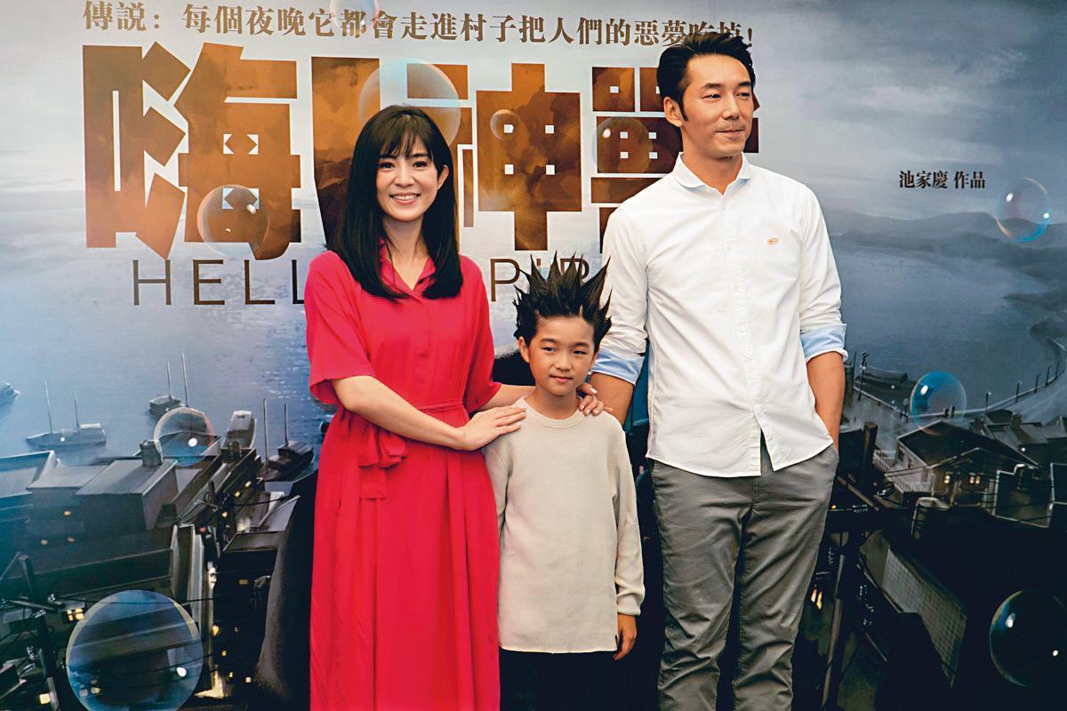 《嗨！神獸》2018年在台拍攝完成，飾演一家3口的楊釆妮（左起）、白潤音和李李仁一起出席殺青宴。（翻攝自mingweekly.com）