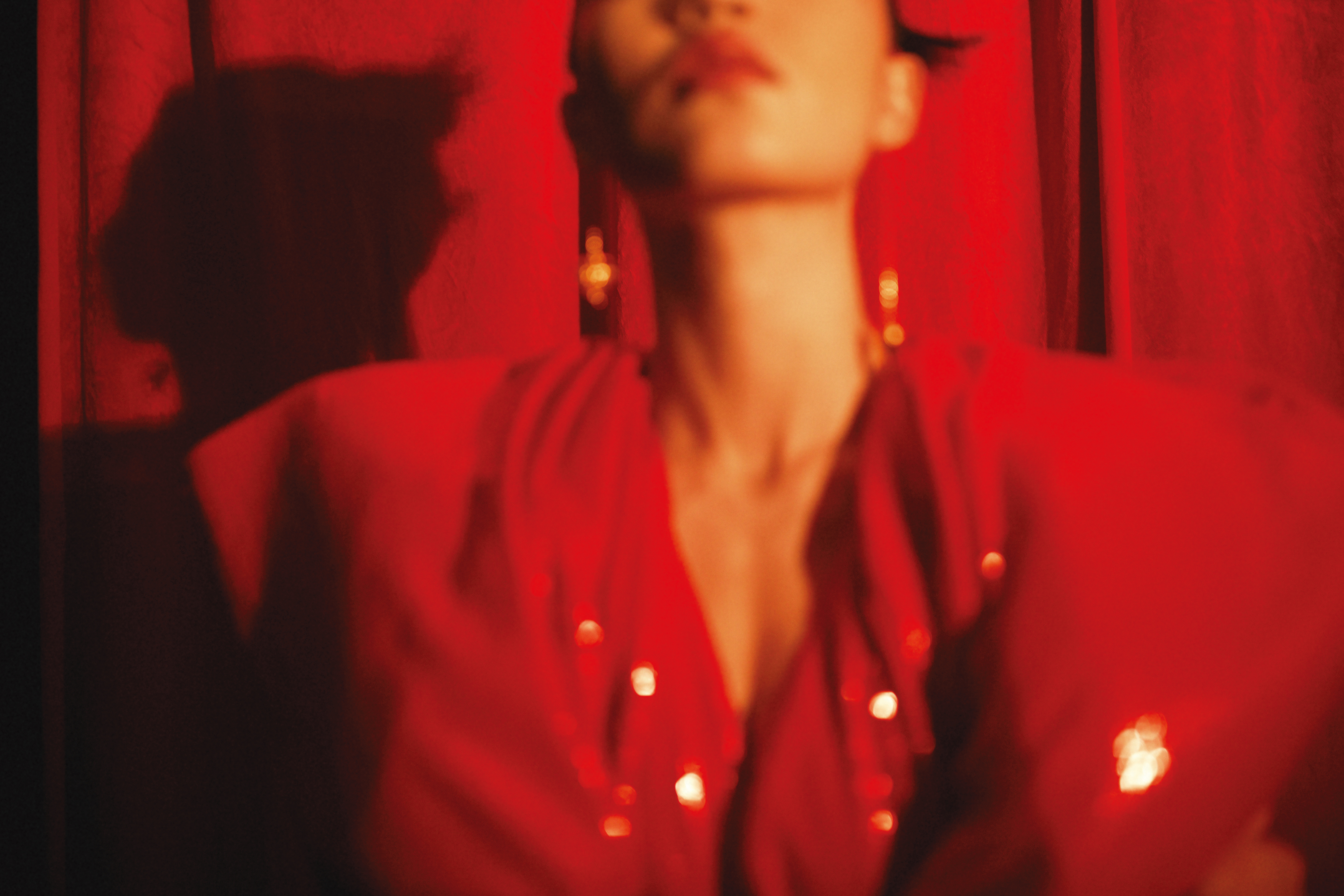 浮誇衣袖洋裝，NT$4,999，by H&M；金色不對稱垂墜耳環，價格店洽，by SHIATZY CHEN。