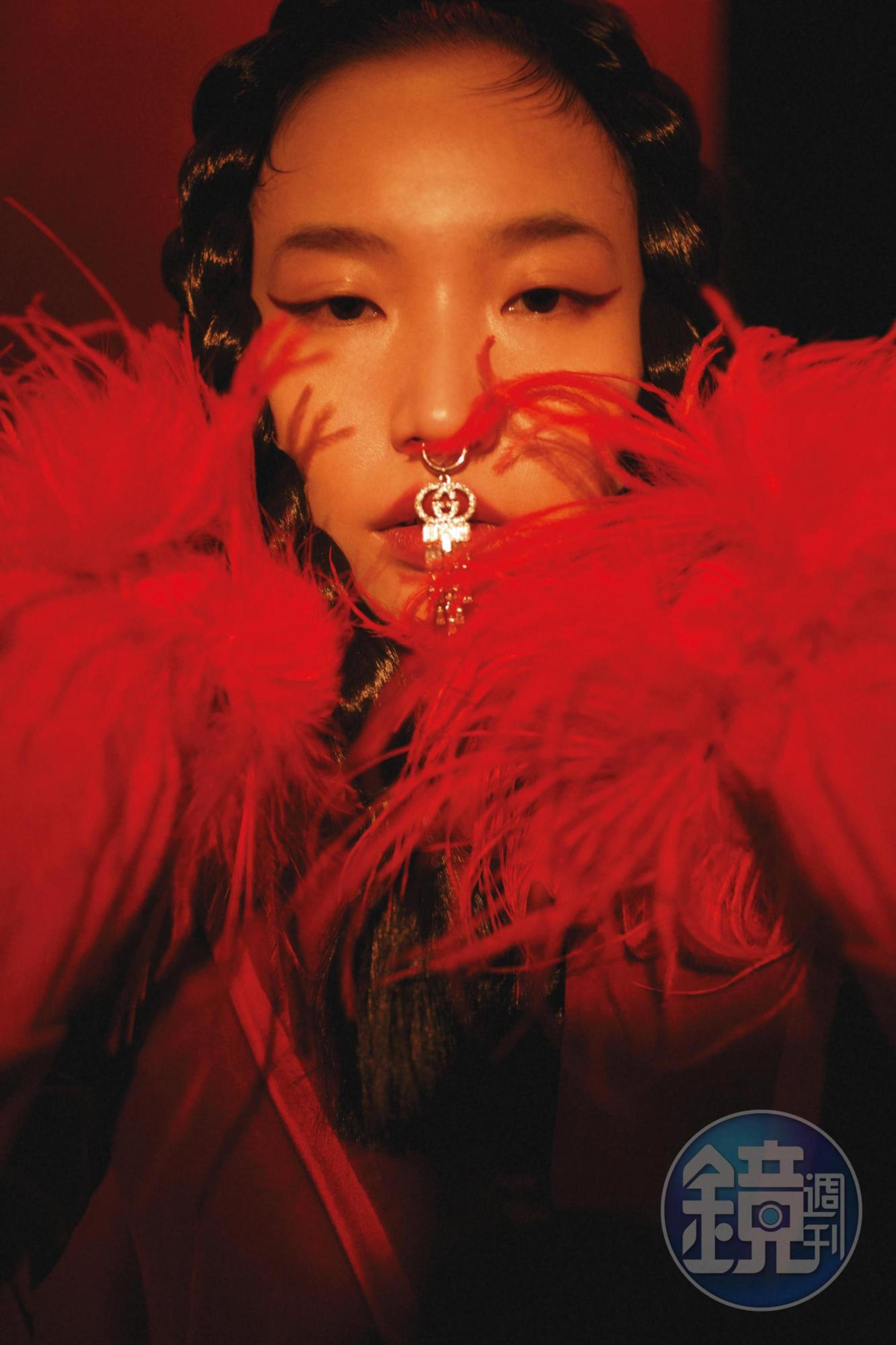 紅色拼接羽毛針織上衣,NT$74,000,by GUCCI;雙G Logo水晶鼻環,NT$18,900,by GUCCI。