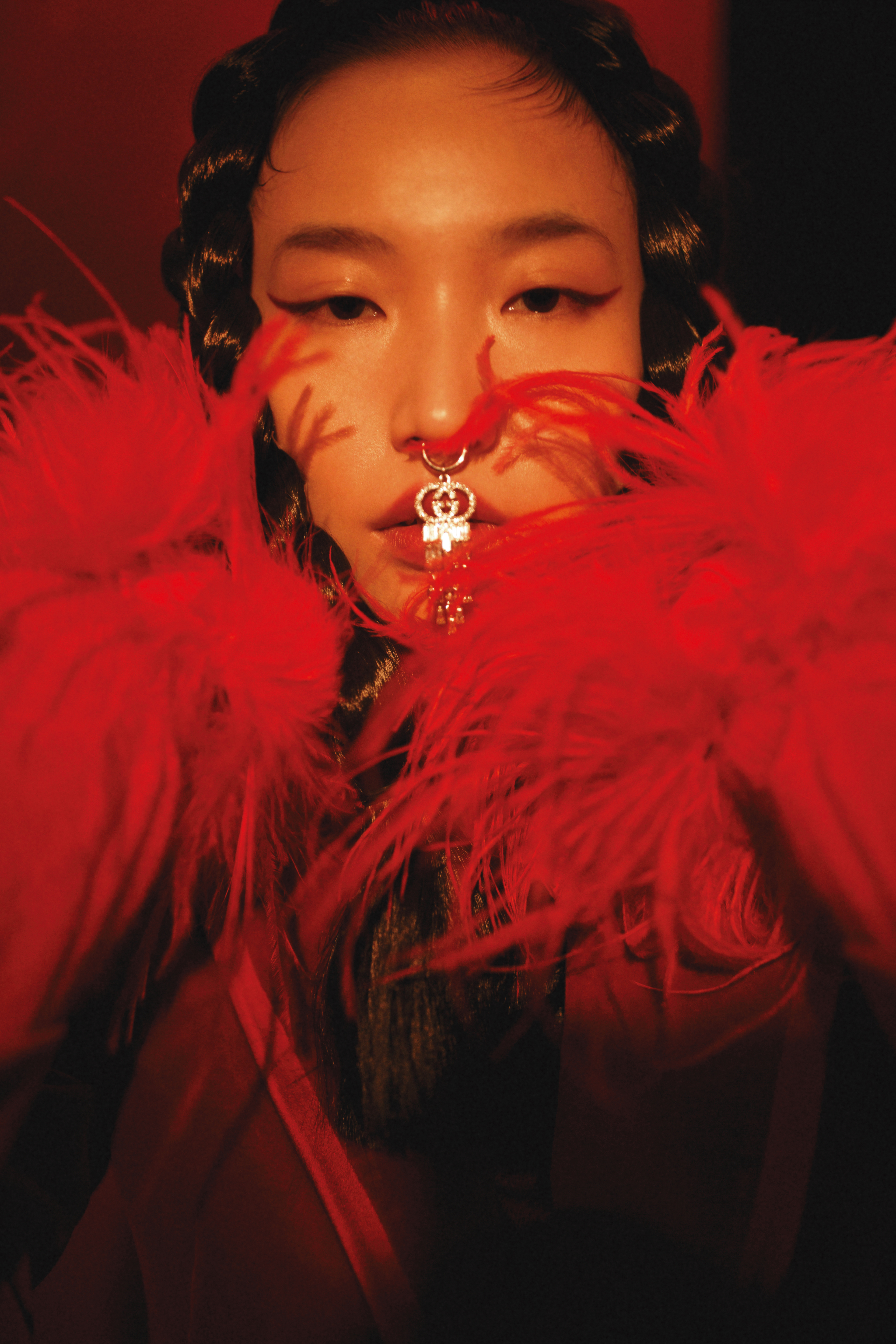 紅色拼接羽毛針織上衣，NT$74,000，by GUCCI；雙G Logo水晶鼻環，NT$18,900，by GUCCI。