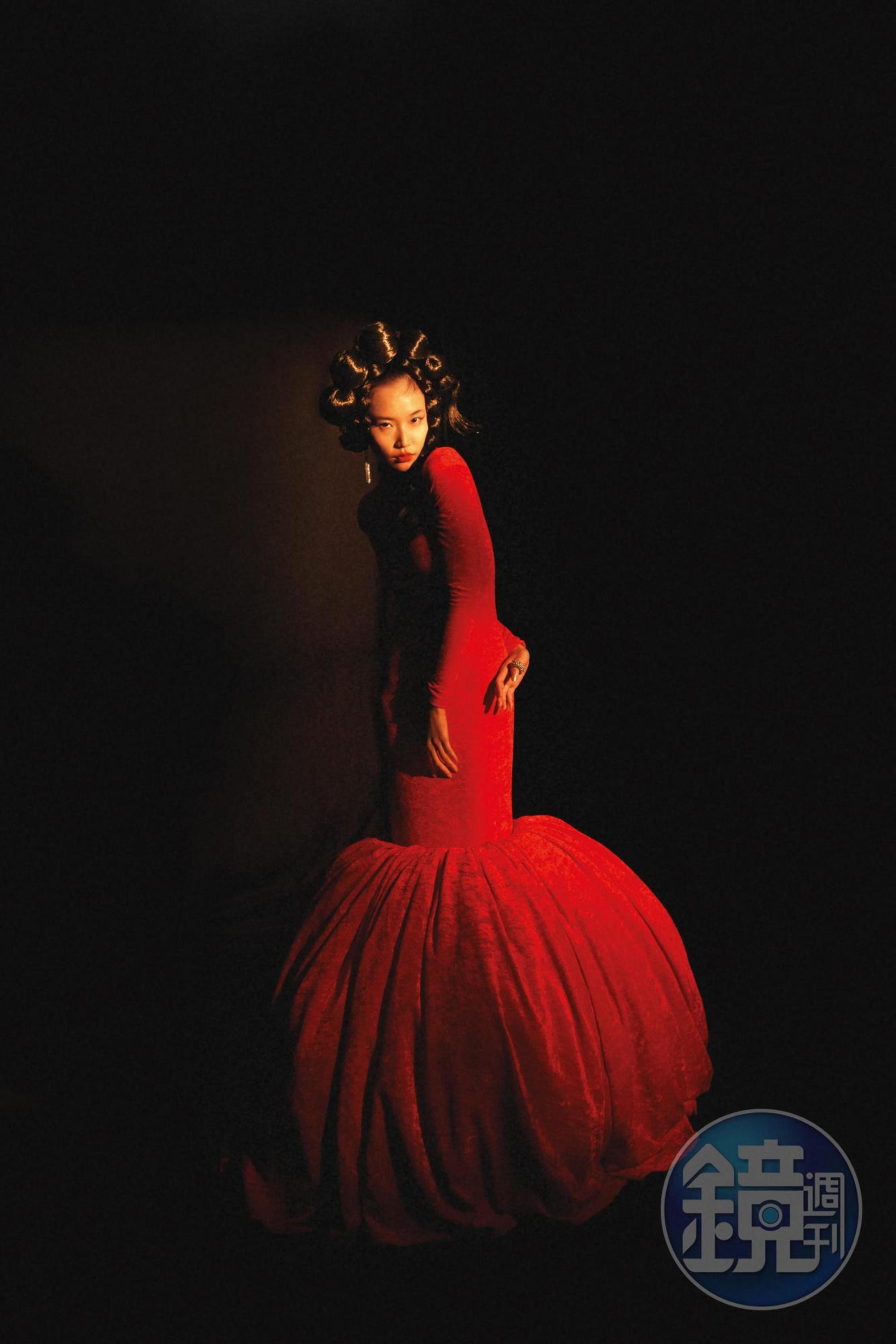 紅色天鵝絨洋裝,價格店洽,by BALENCIAGA;3枚入戒指(使用銀色寬版),NT$1,499,by H&M;Crystal Logo水晶寶石流蘇耳扣,價格店洽,by PRADA。