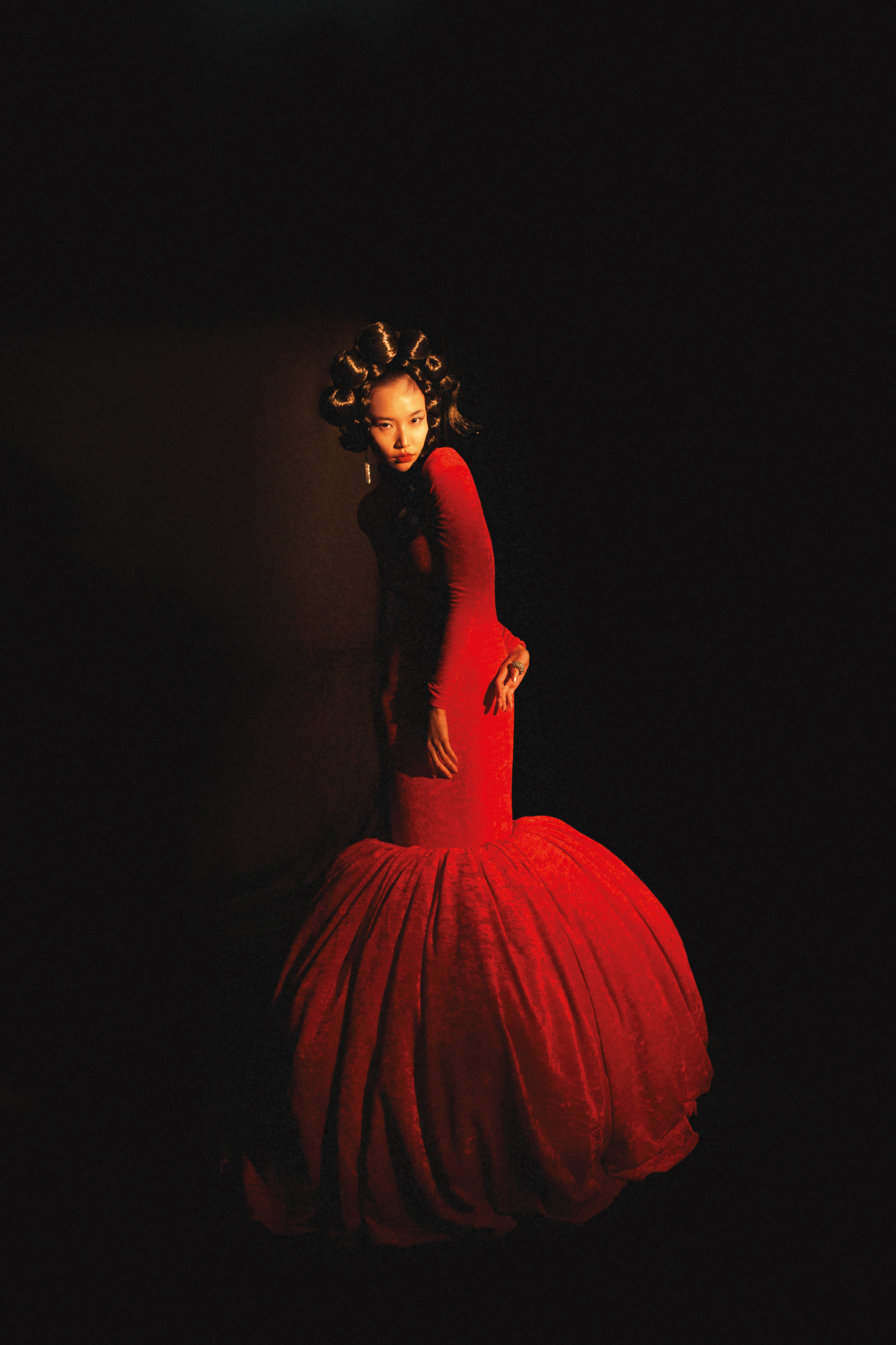 紅色天鵝絨洋裝，價格店洽，by BALENCIAGA；3枚入戒指（使用銀色寬版），NT$1,499，by H&M；Crystal Logo水晶寶石流蘇耳扣，價格店洽，by PRADA。