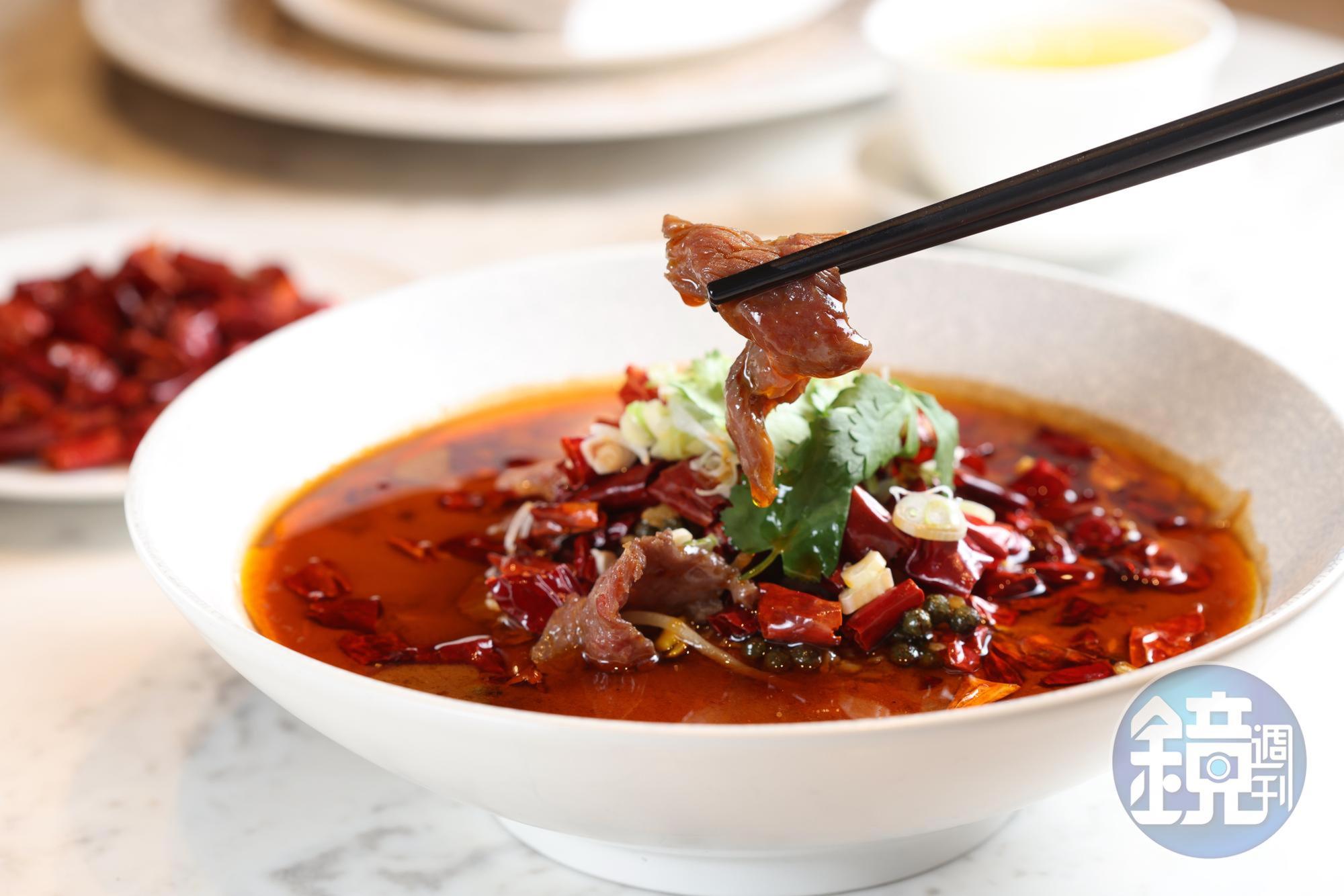 「水煮牛」湯色濃豔，喝來順口不嗆。選用台灣溫體牛，肉質滑嫩，咬個幾下就滑入喉裡。（580元／份）