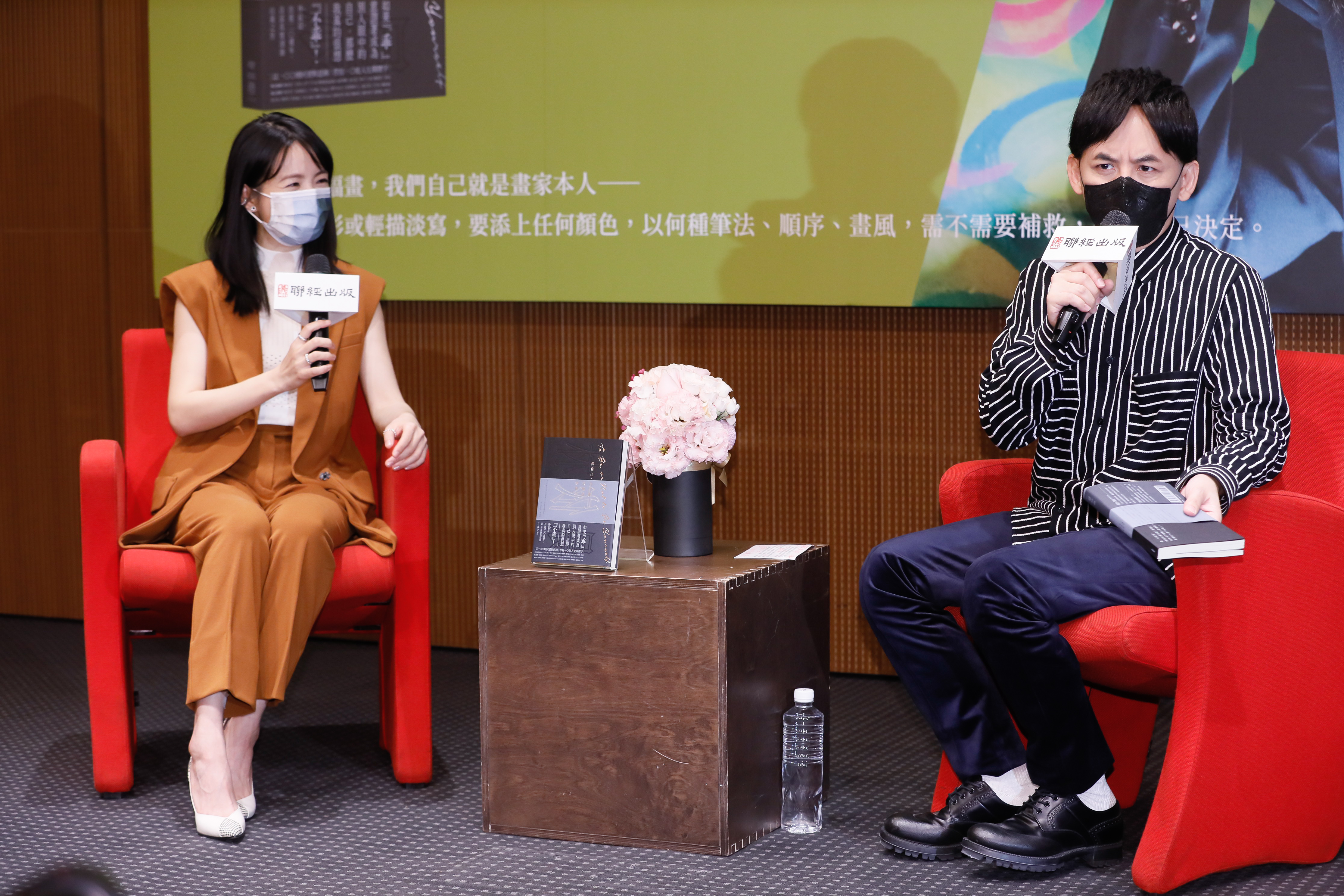 林依晨新書發表會是老友黃子佼主持,兩人互動活潑自然。