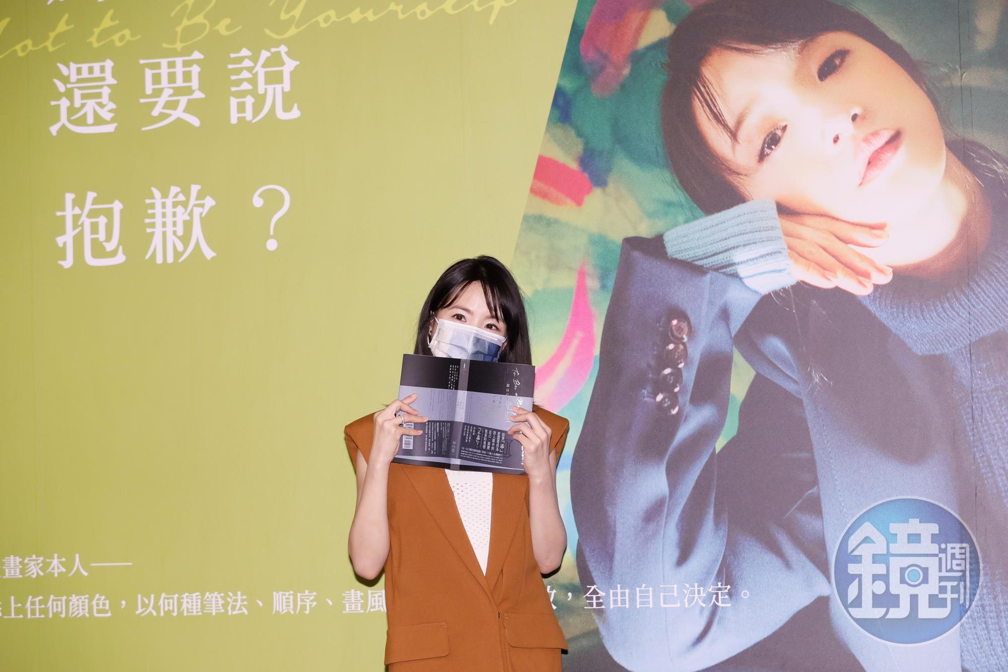 林依晨因疫情帶口罩出席記者會,剛好也遮住育兒的疲憊。
