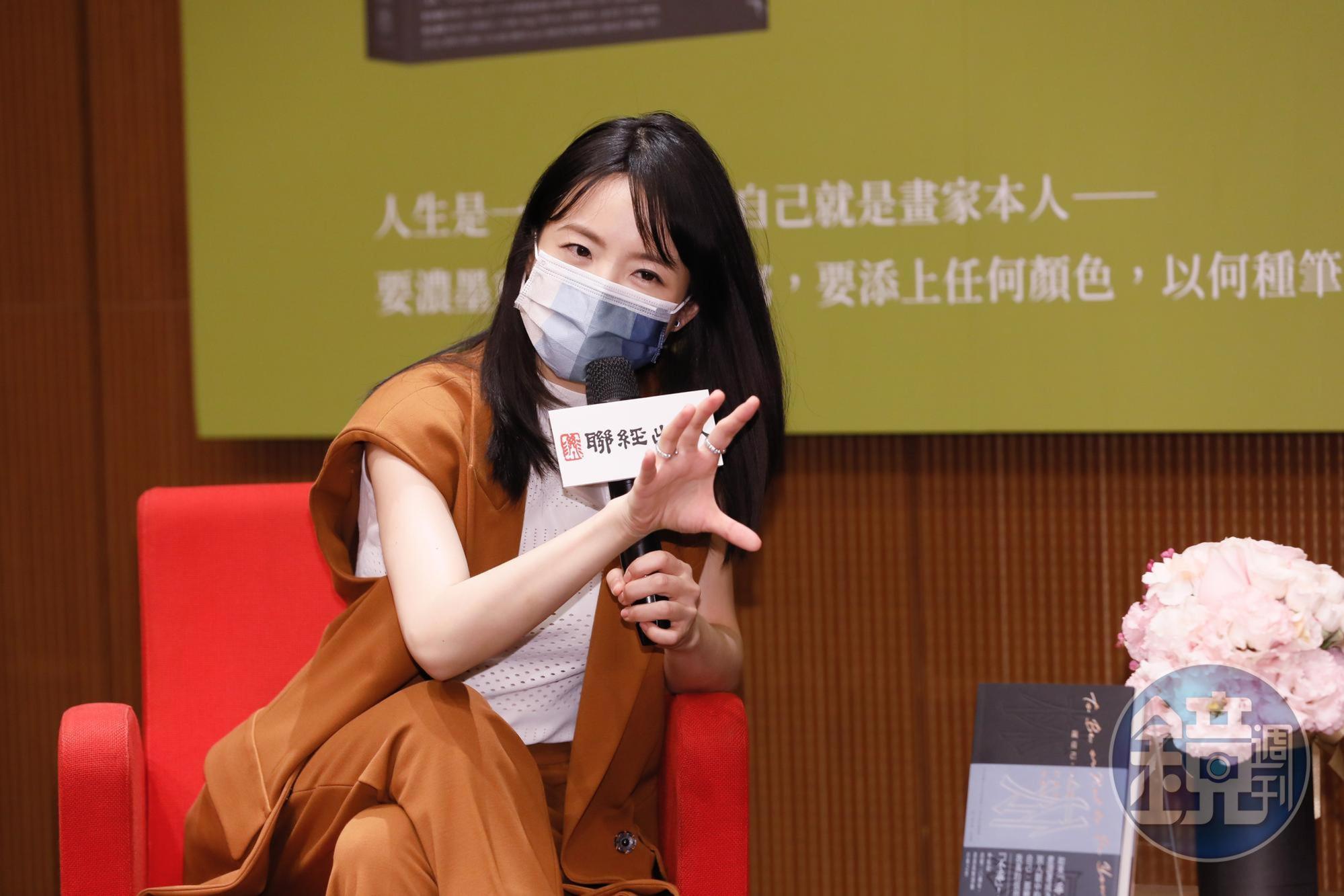林依晨為新書出席發表會,講起書的內容滔滔不絕。