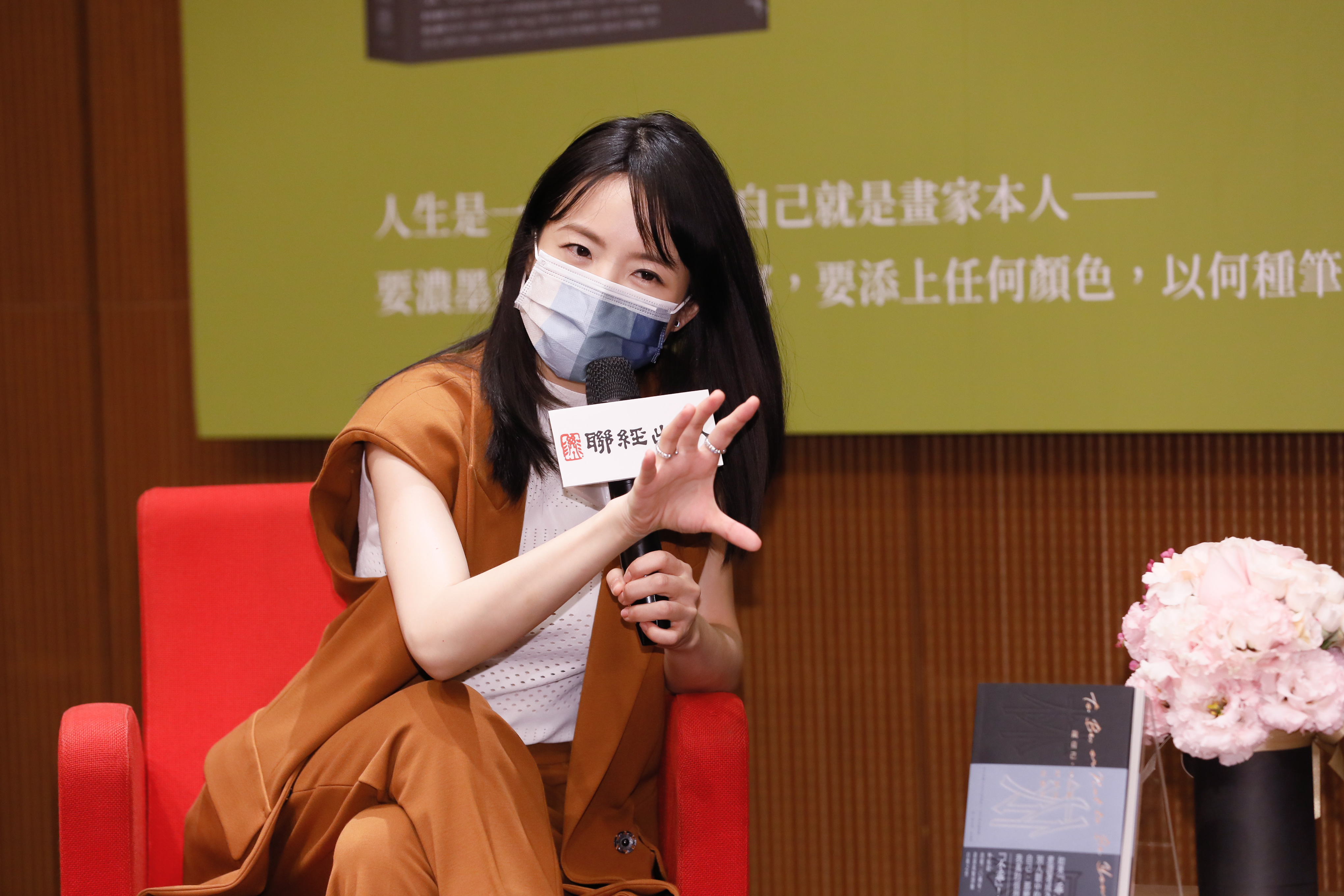 林依晨為新書出席發表會,講起書的內容滔滔不絕。